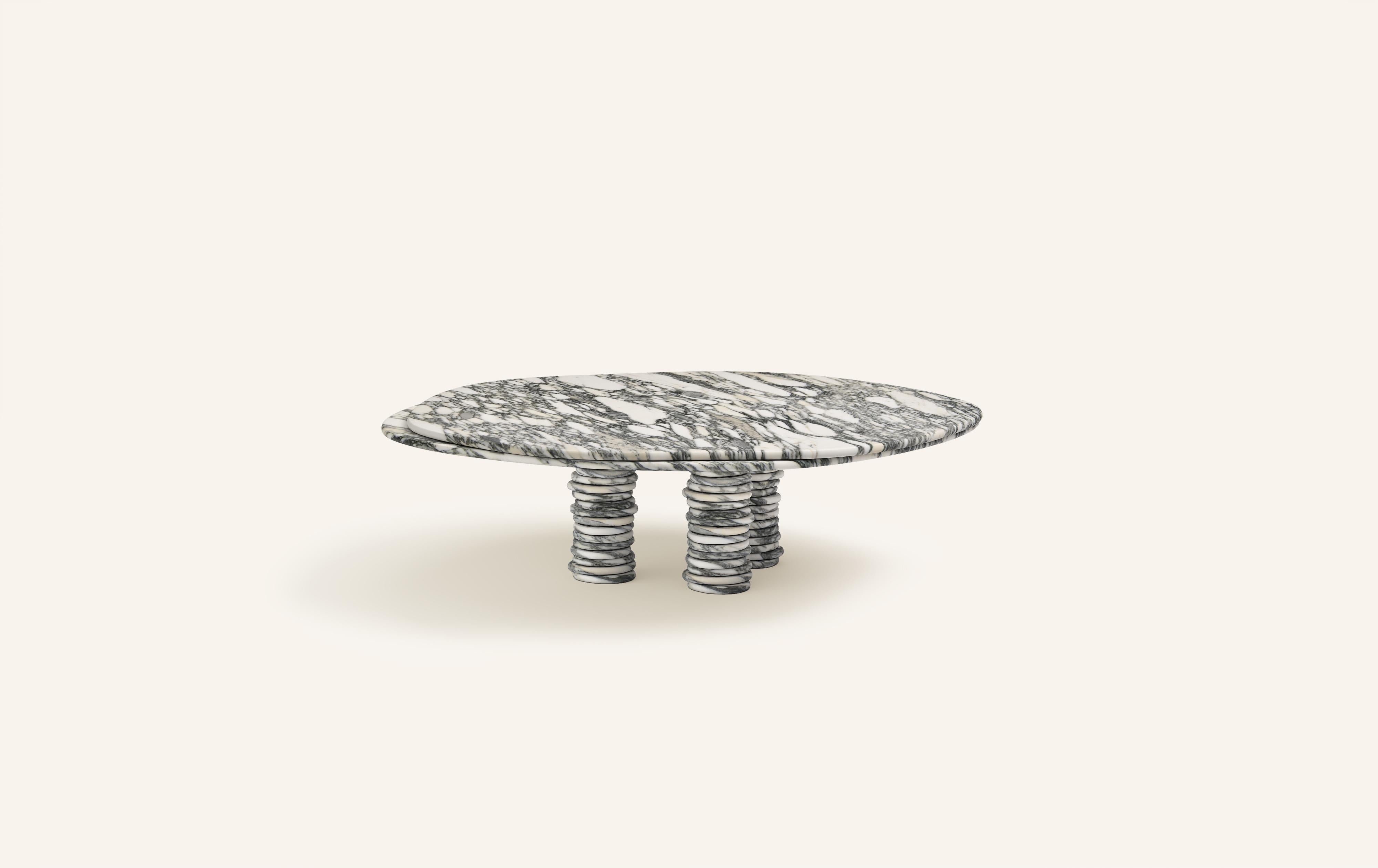 Organique FORM(LA) table basse ronde Onda 48 po. (L) x 48 po. (L) x 14 po. (H) Marbre Arabescato Corchia en vente