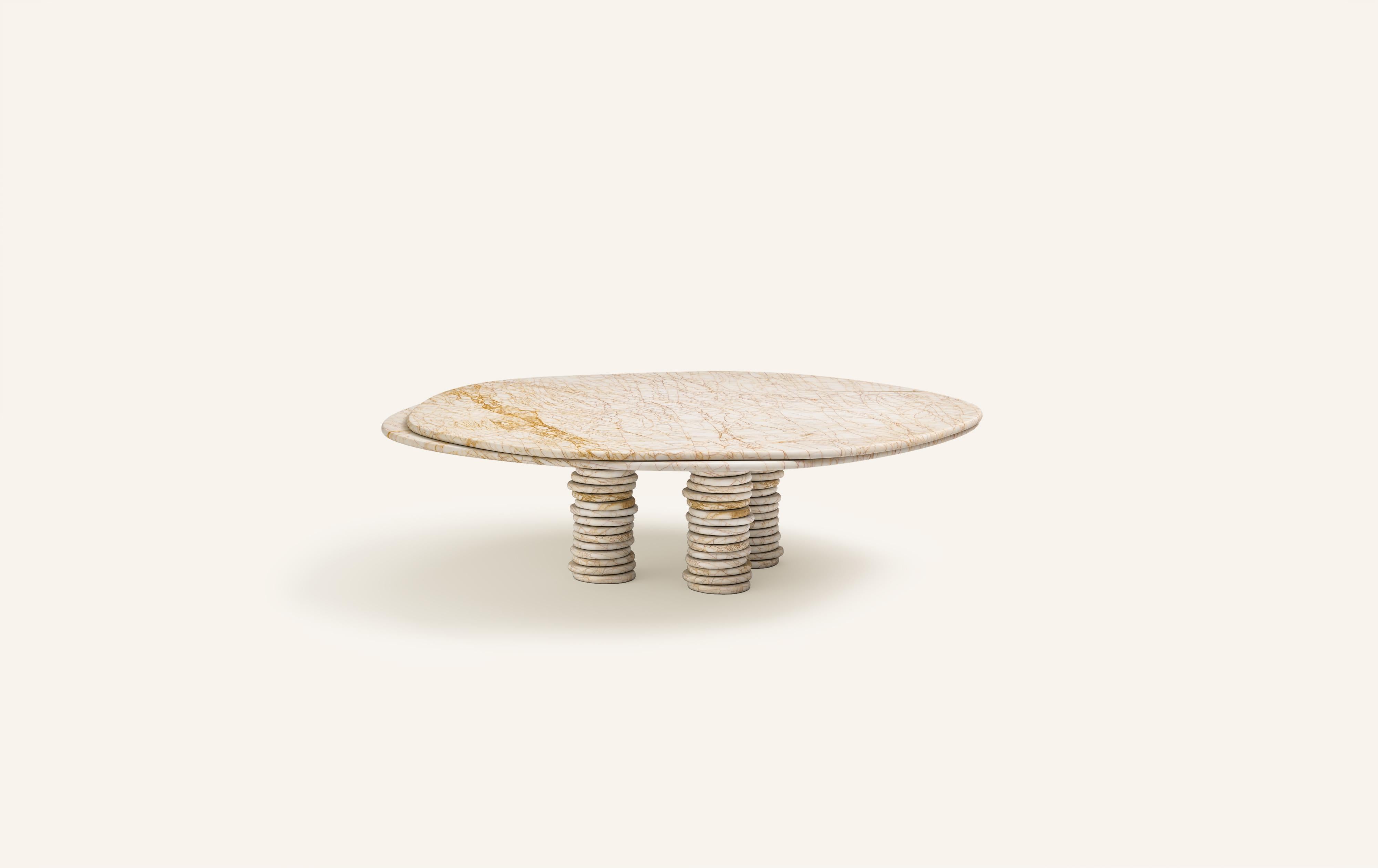 Organique FORM(LA) table basse ronde Onda, 48 po. (L) x 48 po. (L) x 14 po. (H) en marbre araignée doré en vente