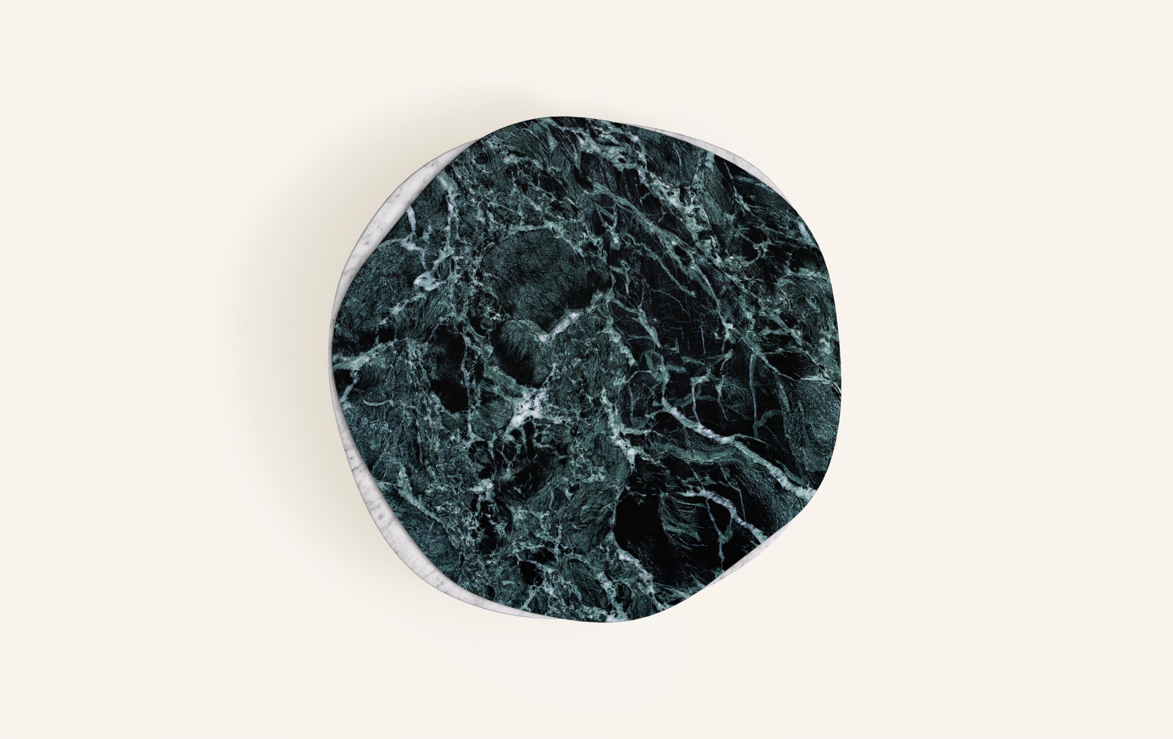 Américain FORM(LA) table basse ronde Onda 60 po. (L) x 60 po. (L) x 14 po. (H) marbre Verde Alpi & Carrara en vente
