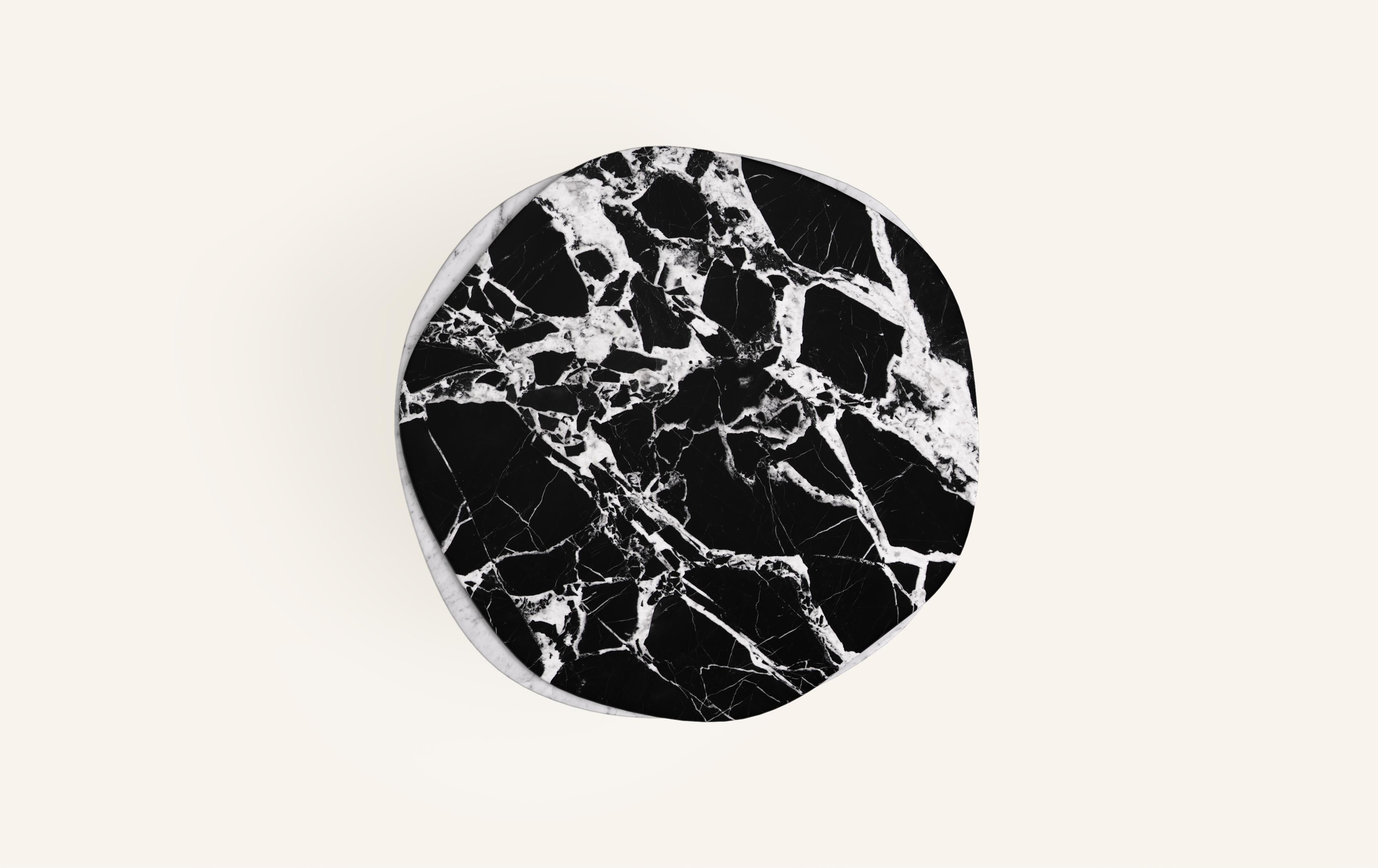 Américain FORM(LA) Onda Table de salle à manger ronde 48L x 48L x 29H Marbre Nero & Carraro Bianco en vente