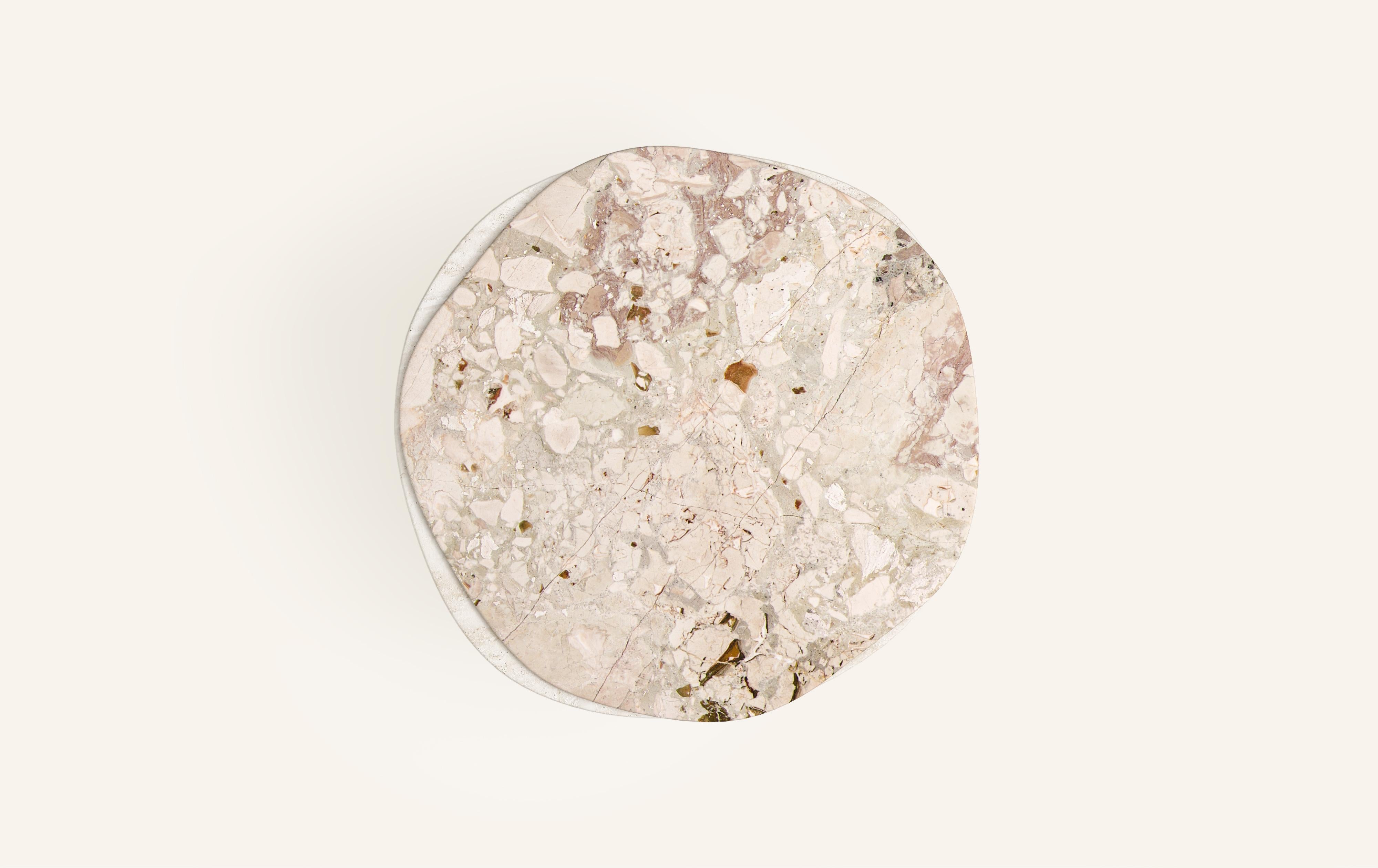 Américain FORM (LA) table de salle à manger ronde Onda 54L x 54W x 29H Breccia & Travertino Navona en vente
