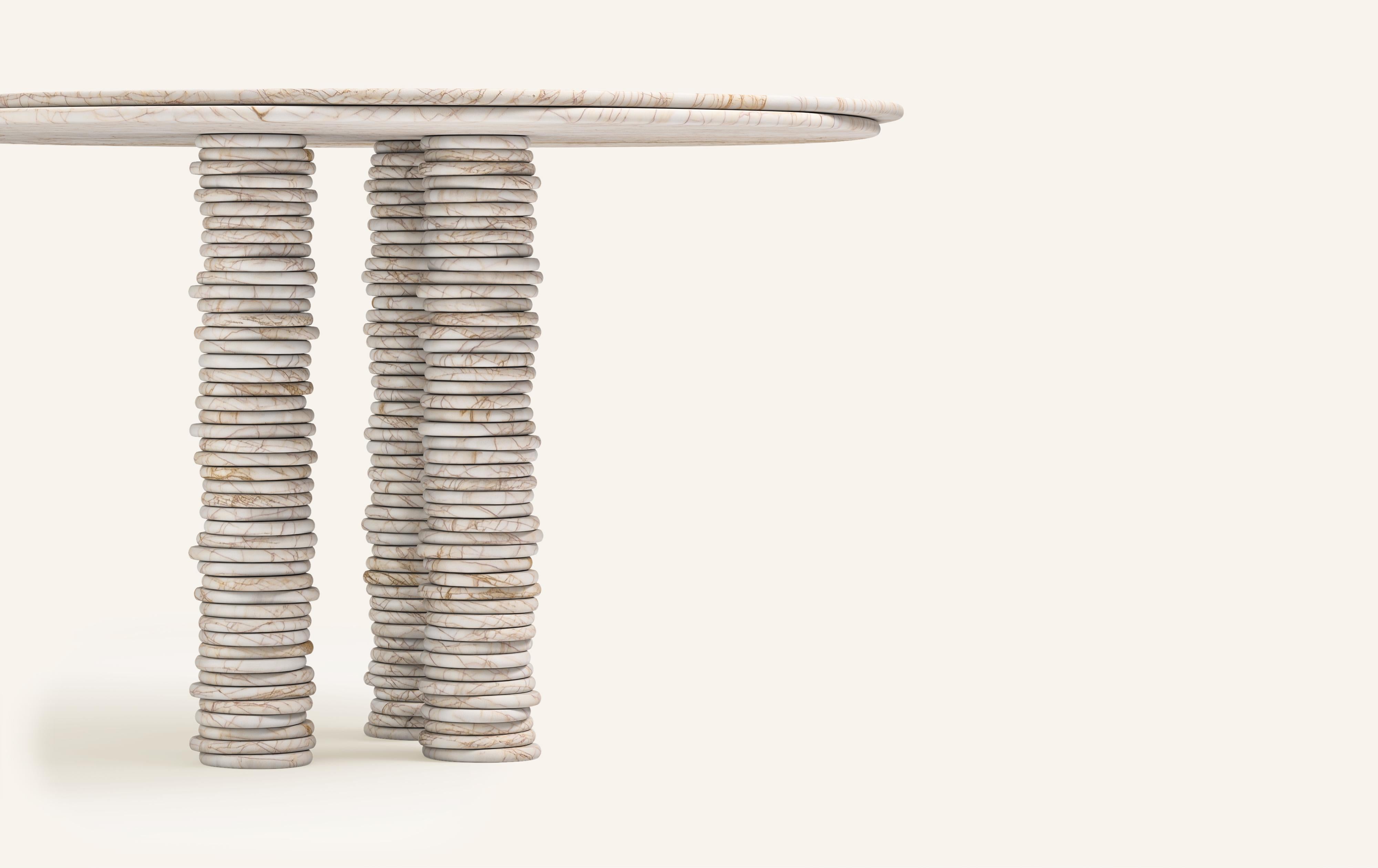 Organique FORM(LA) table de salle à manger ronde Onda 54L x 54W x 29H marbre araignée doré en vente
