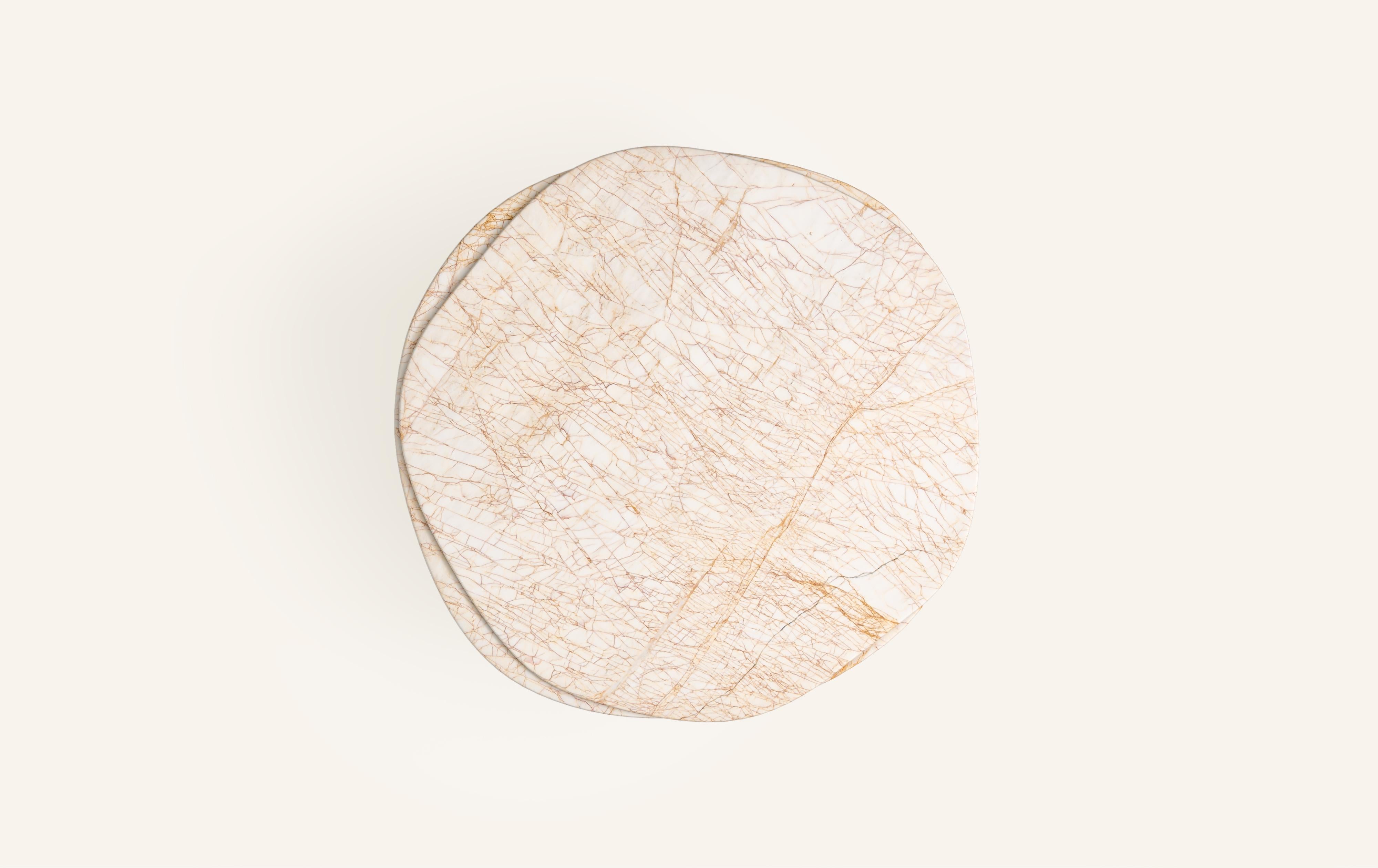 Américain FORM(LA) table de salle à manger ronde Onda 54L x 54W x 29H marbre araignée doré en vente