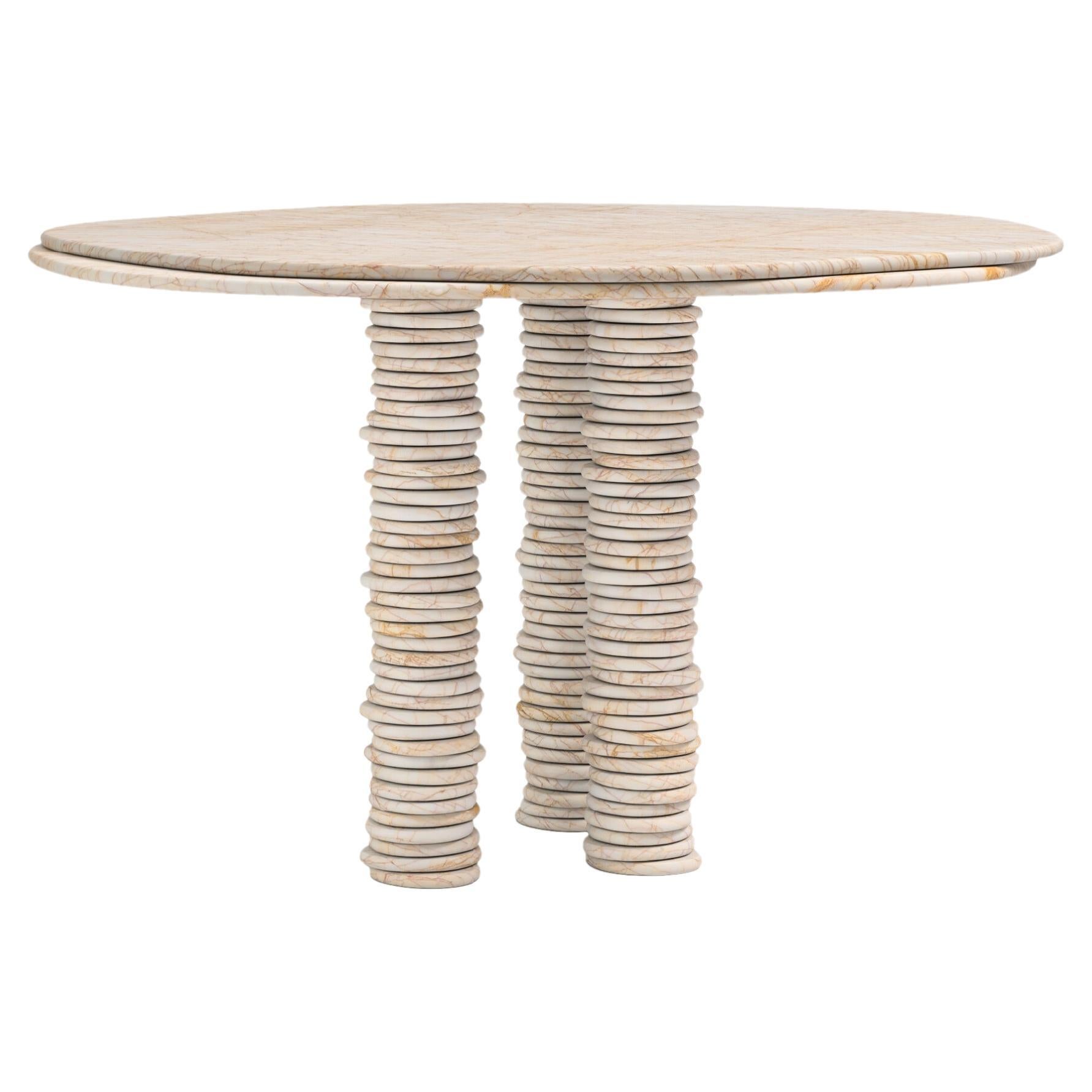 FORM(LA) table de salle à manger ronde Onda 54L x 54W x 29H marbre araignée doré en vente