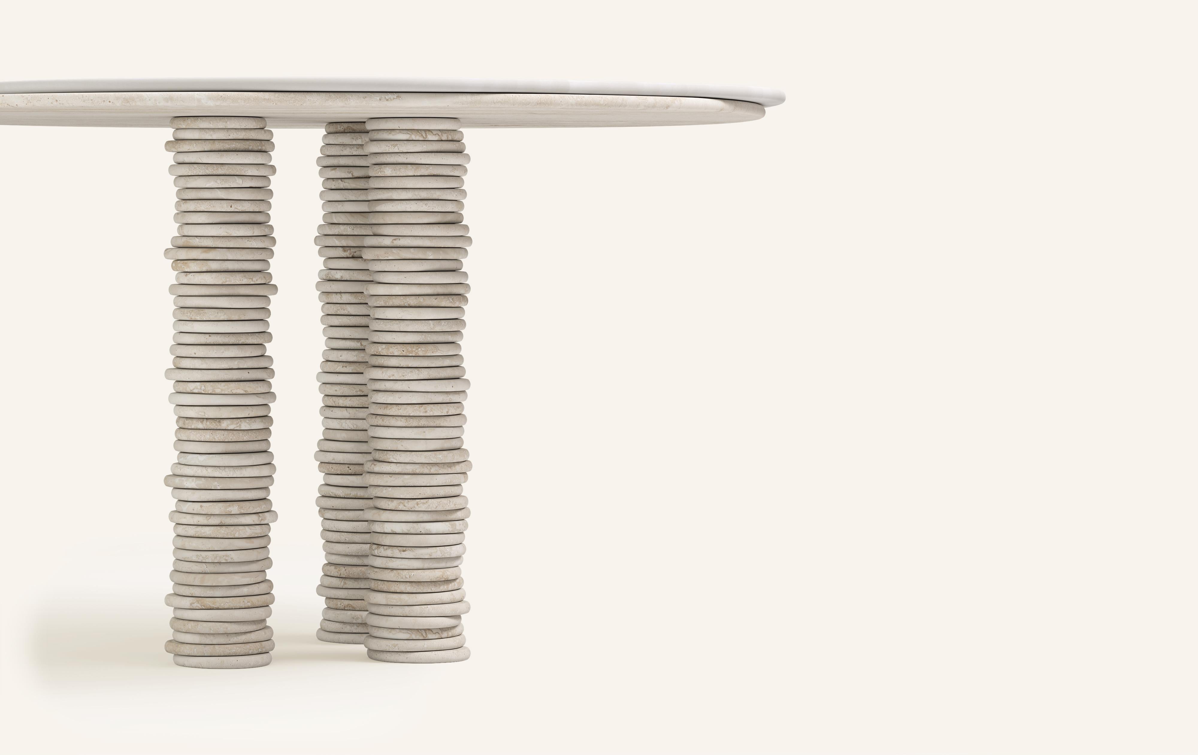Organique FORM (LA) table de salle à manger ronde Onda 54L x 54W x 29H Onyx & Travertino Navona VC en vente