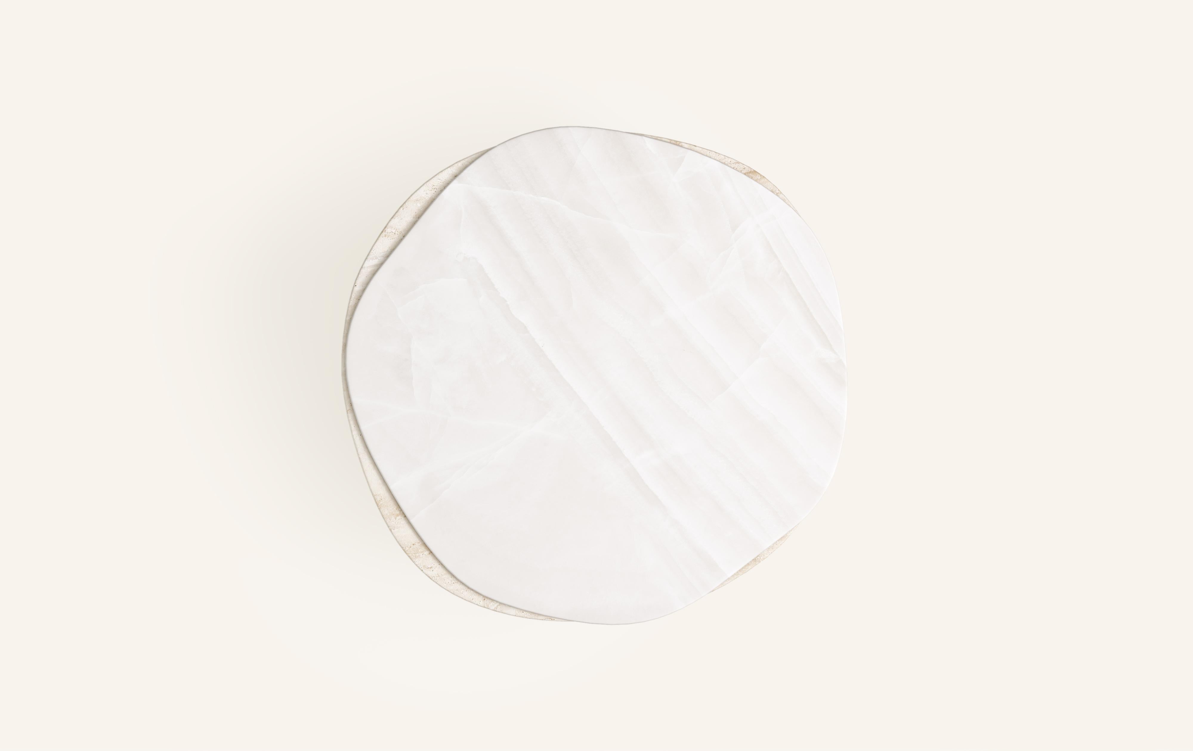 Américain FORM (LA) table de salle à manger ronde Onda 54L x 54W x 29H Onyx & Travertino Navona VC en vente