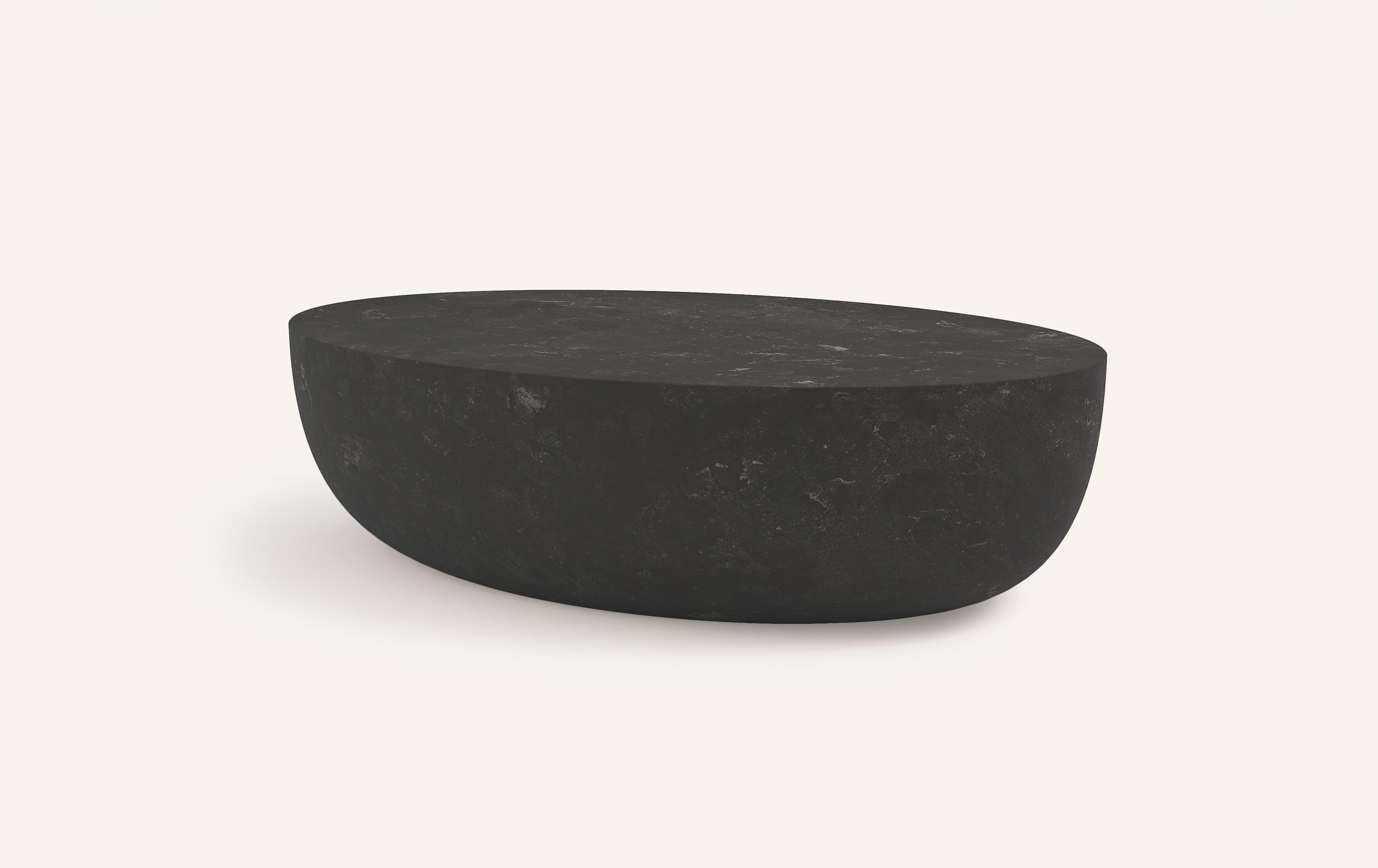 Organique FORM(LA) Sfera table basse ovale 72 L x 48 W x 16 H Nero Petite Granite en vente