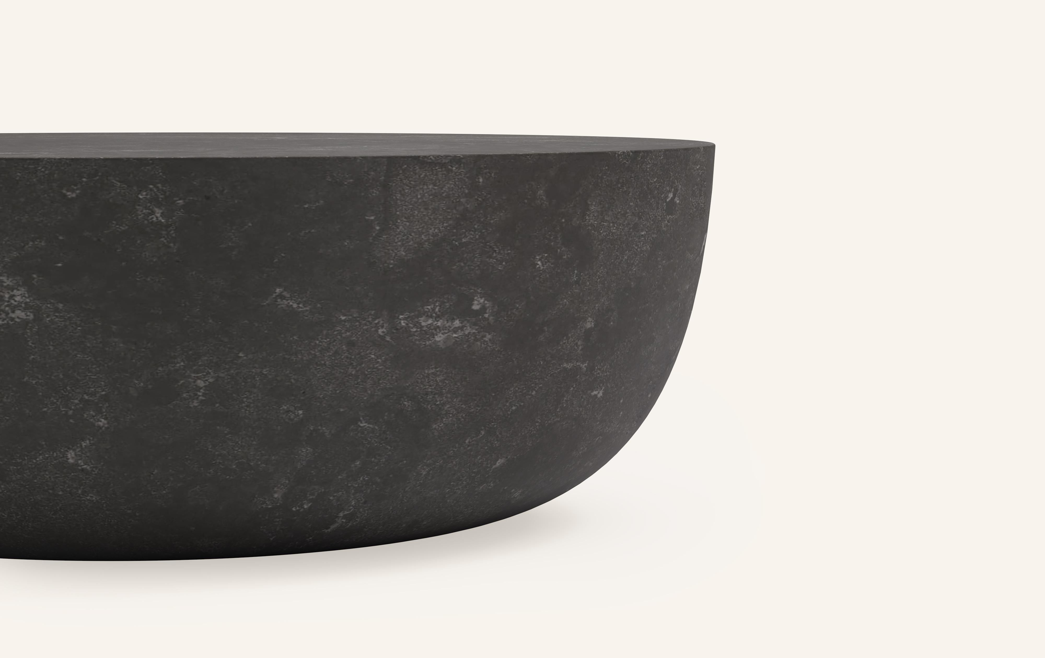 Américain FORM(LA) Sfera table basse ovale 72 L x 48 W x 16 H Nero Petite Granite en vente