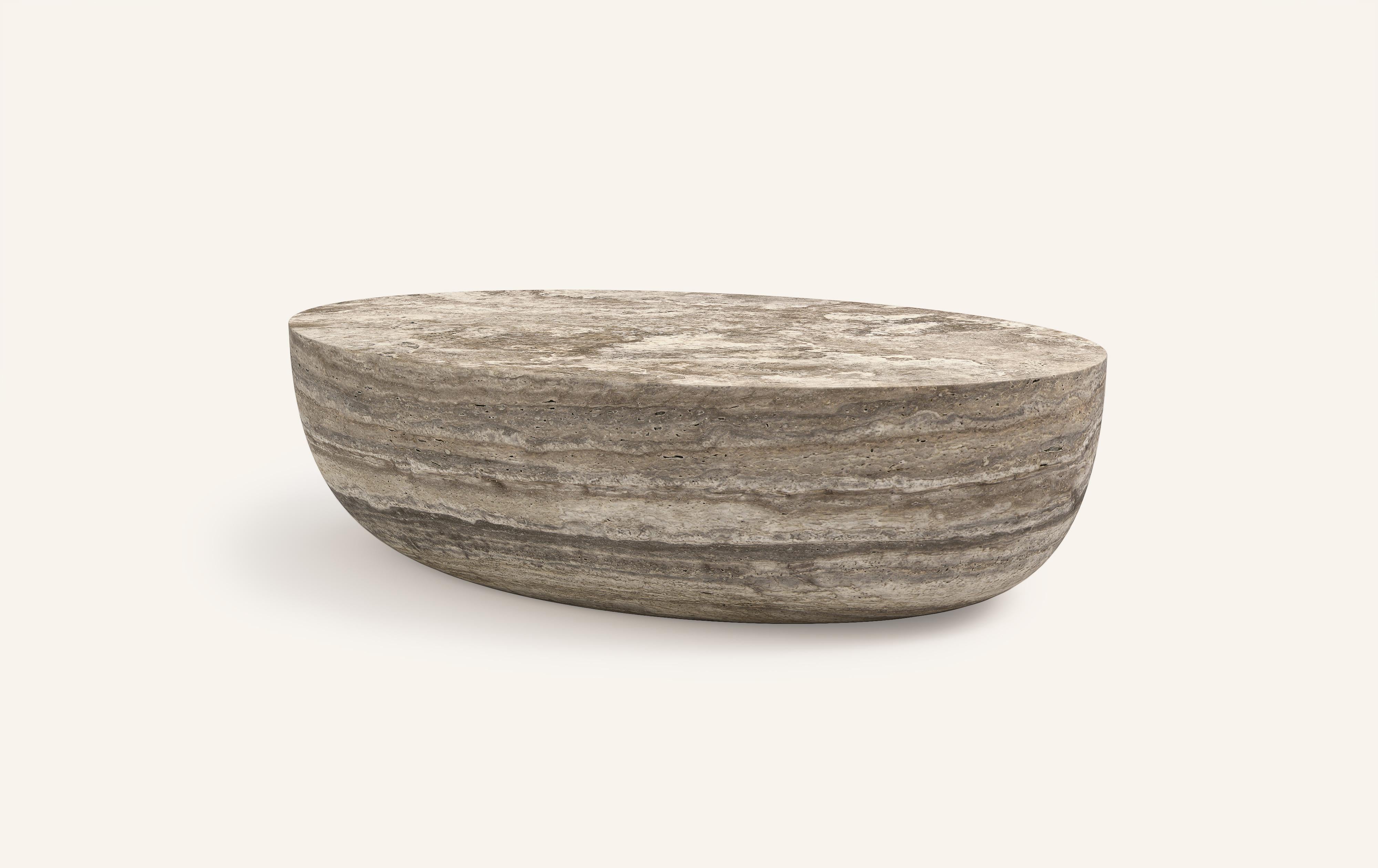 Organique FORM(LA) Sfera table basse ovale 72 L x 48 W x 16 H Travertino Argento VC en vente