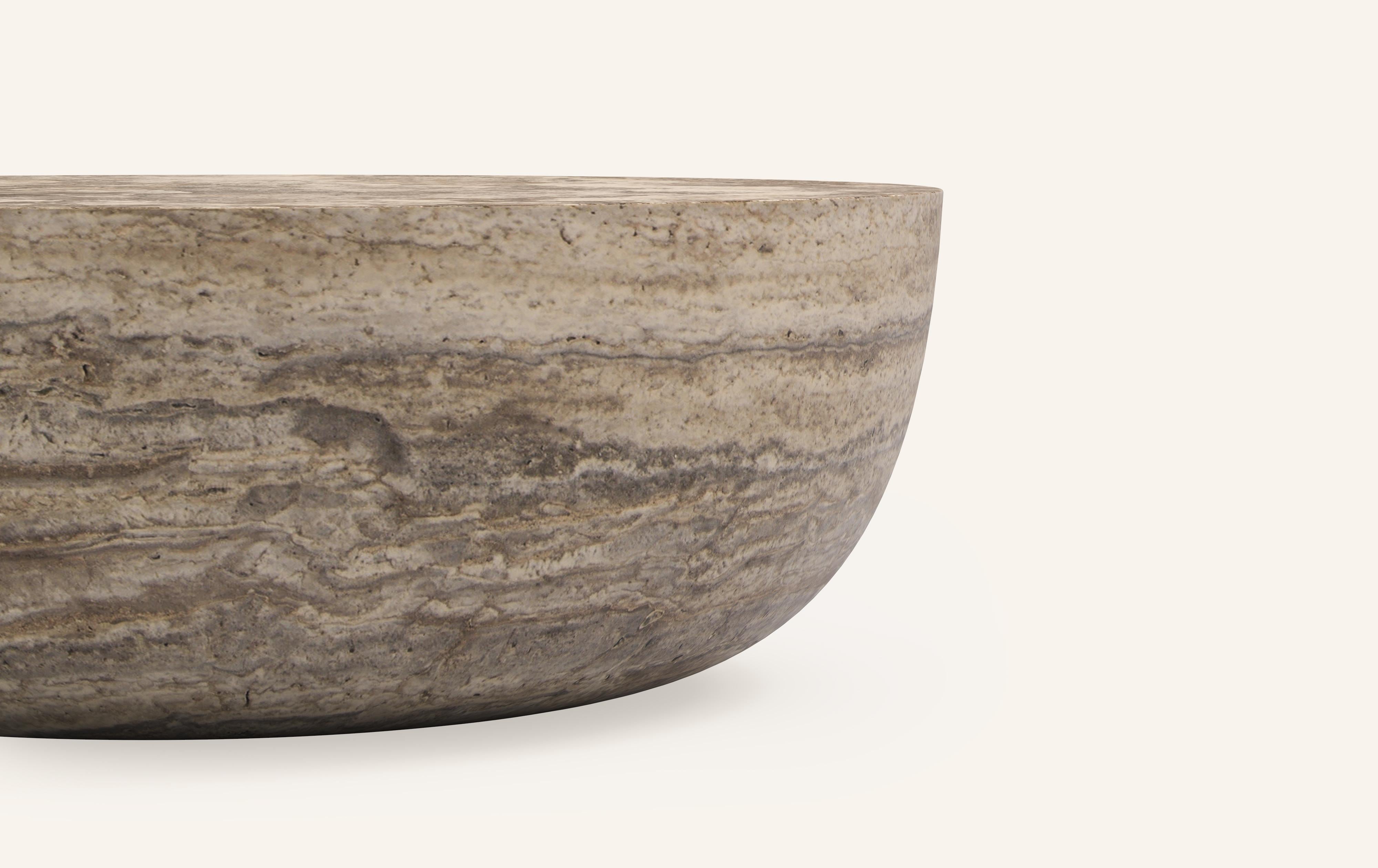 Américain FORM(LA) Sfera table basse ovale 72 L x 48 W x 16 H Travertino Argento VC en vente