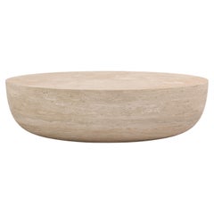 FORM(LA) Mesa baja ovalada Sfera 72 "L x 48 "A x 16 "H Travertino Crema VC