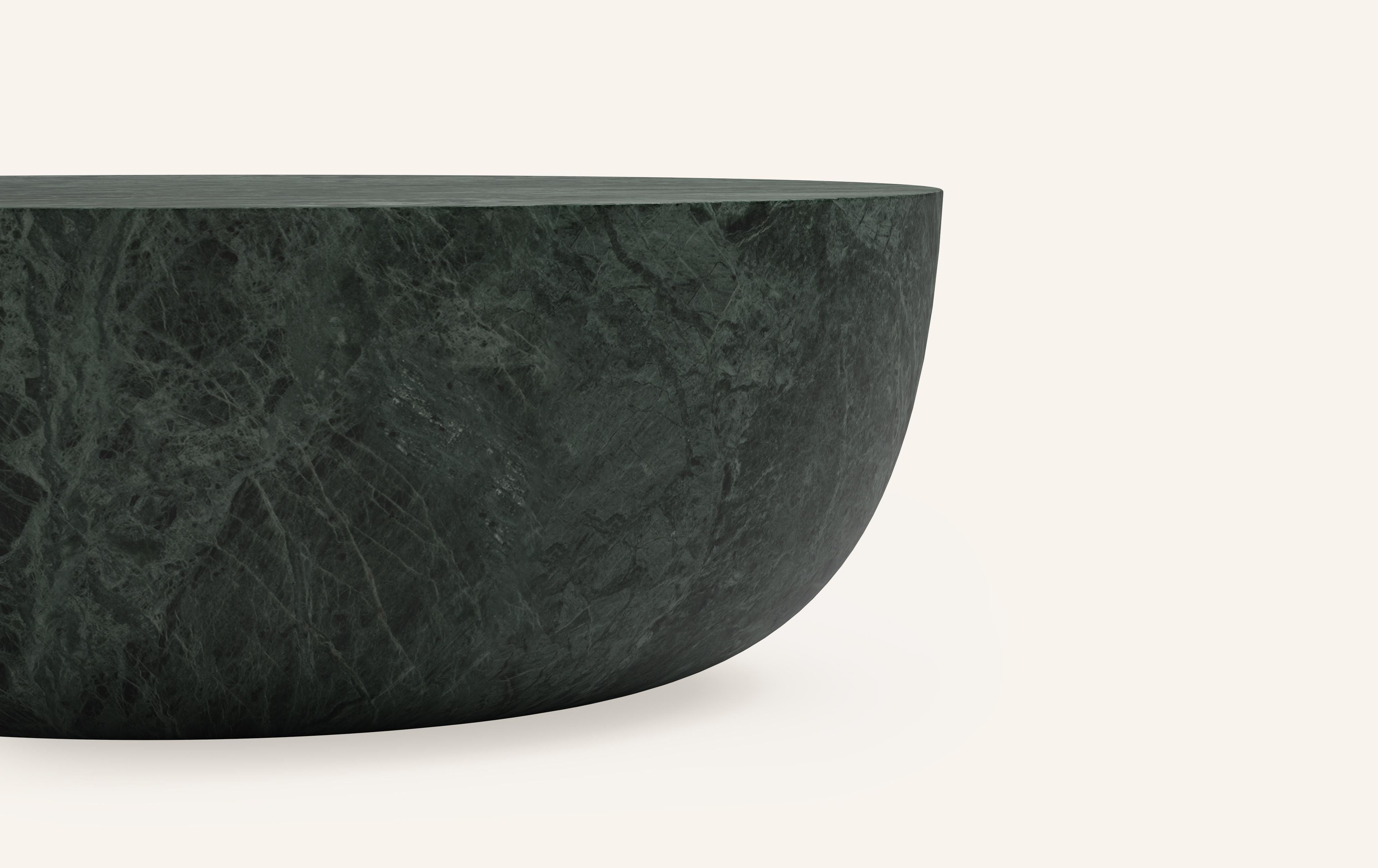 Organique FORM (LA) table basse ronde Sfera 48L x 48W x 16H marbre Verde Antigua en vente