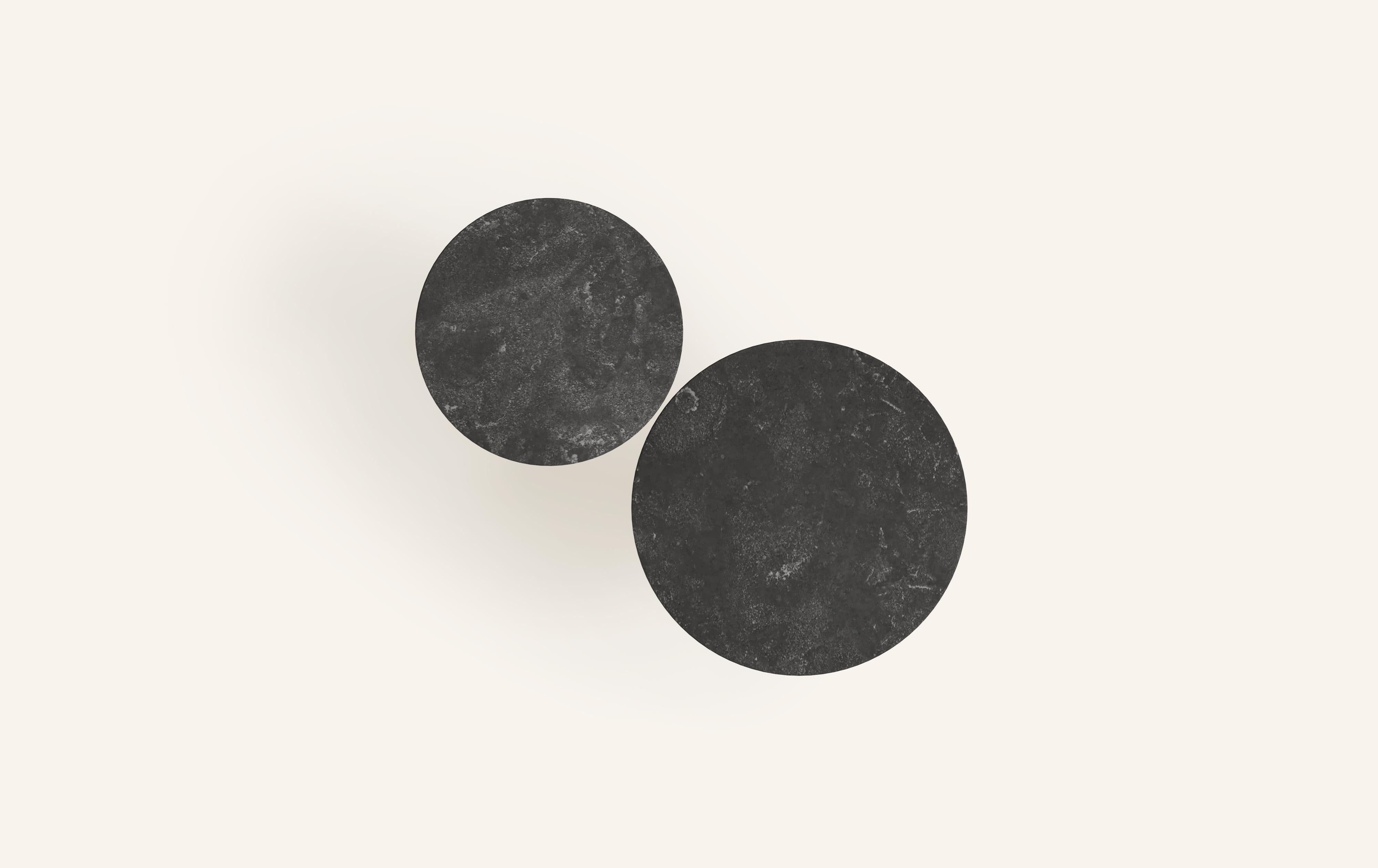 Américain FORM(LA) Sfera ronde table d'appoint 14 L x 14 W x 26 H Nero Petite Granite en vente