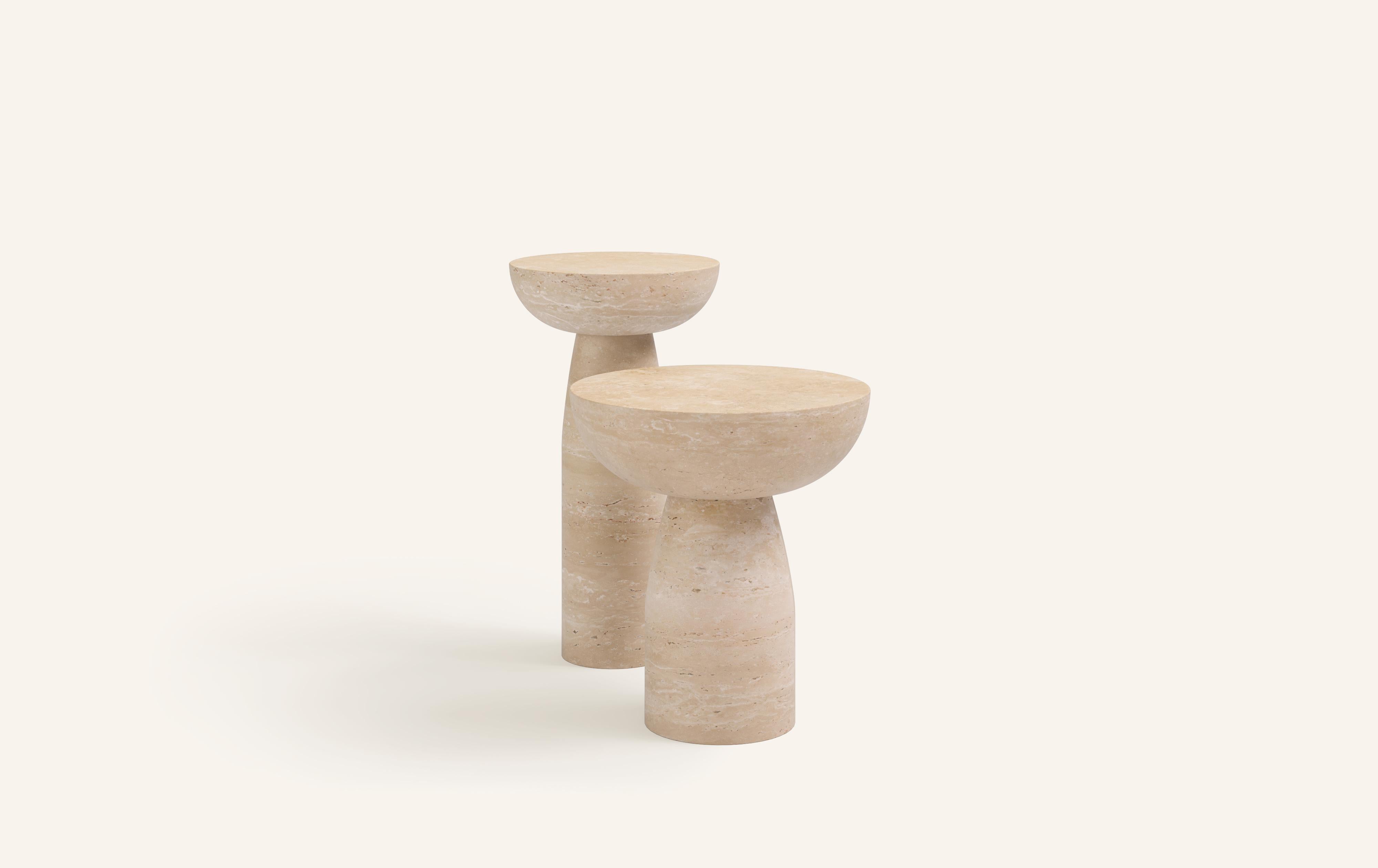 Organique FORM(LA) Sfera table d'appoint ronde 18 L x 18 W x 20 H Travertino Crema VC en vente