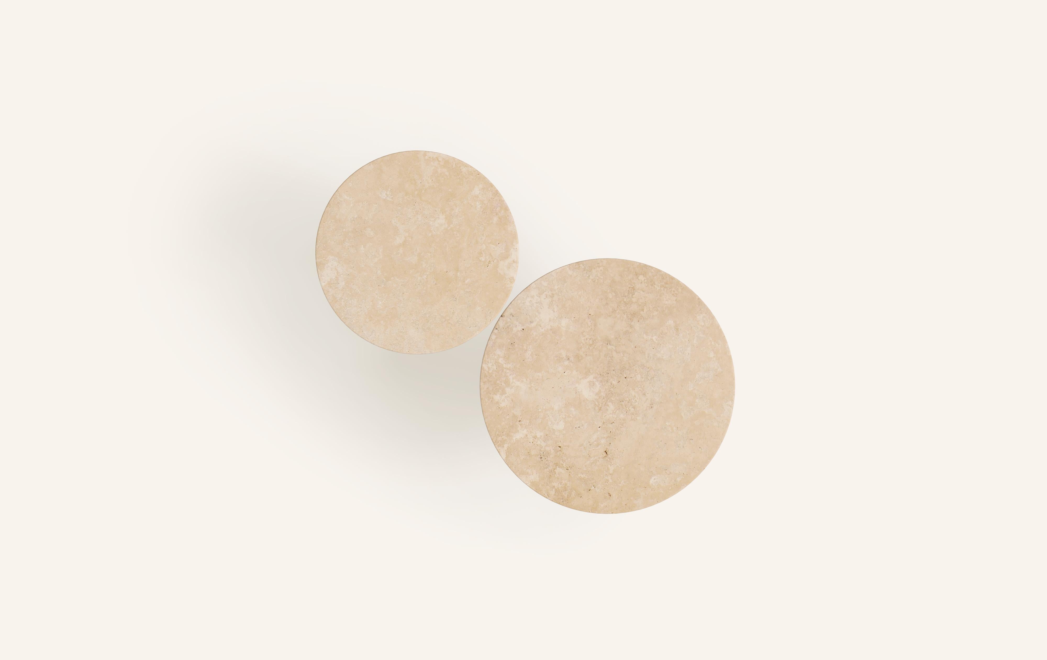 Américain FORM(LA) Sfera table d'appoint ronde 18 L x 18 W x 20 H Travertino Crema VC en vente