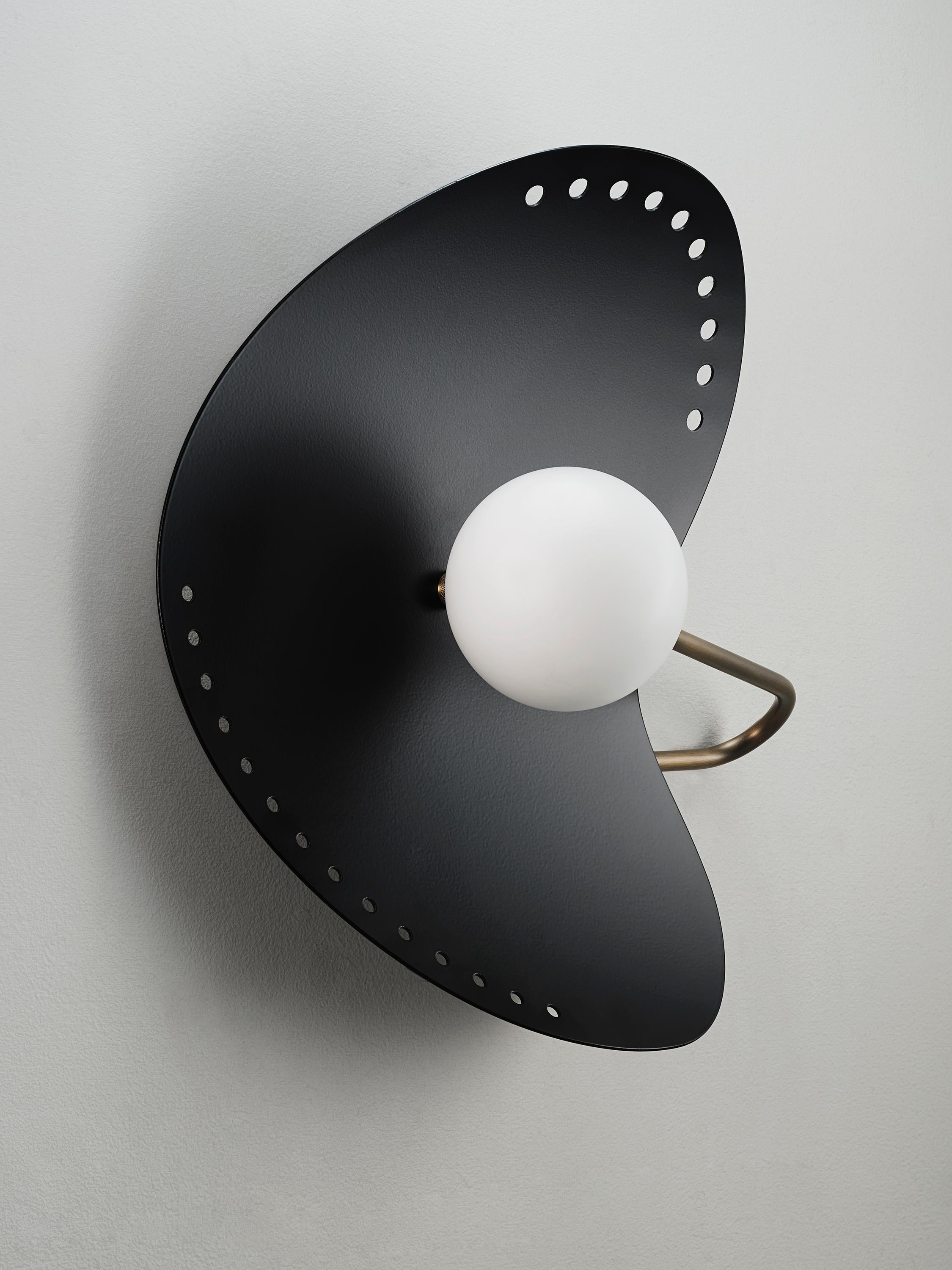 Mid-Century moderno FORMOSA Applique o Sconce in smalto nero e ottone di Blueprint Lighting in vendita