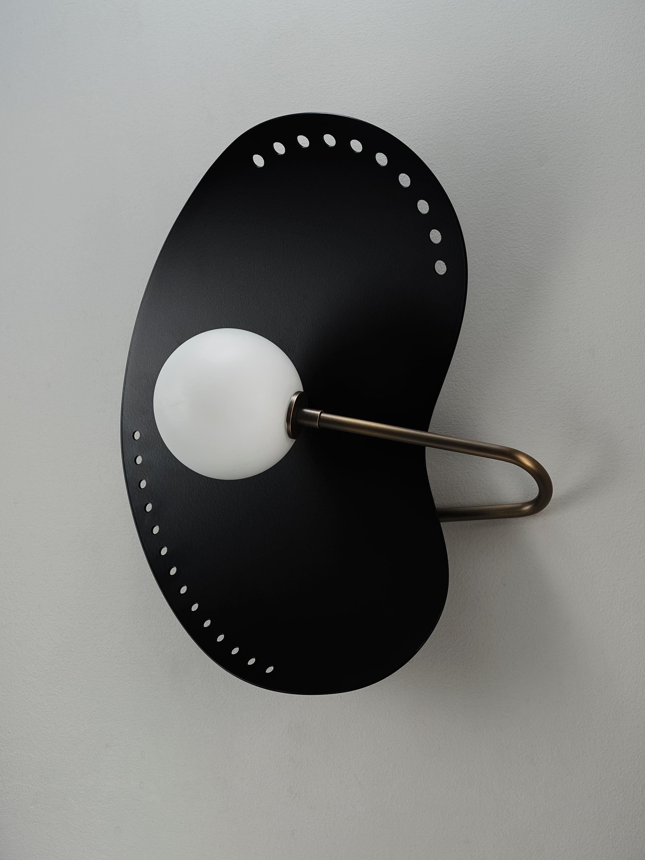 Americano FORMOSA Applique o Sconce in smalto nero e ottone di Blueprint Lighting in vendita