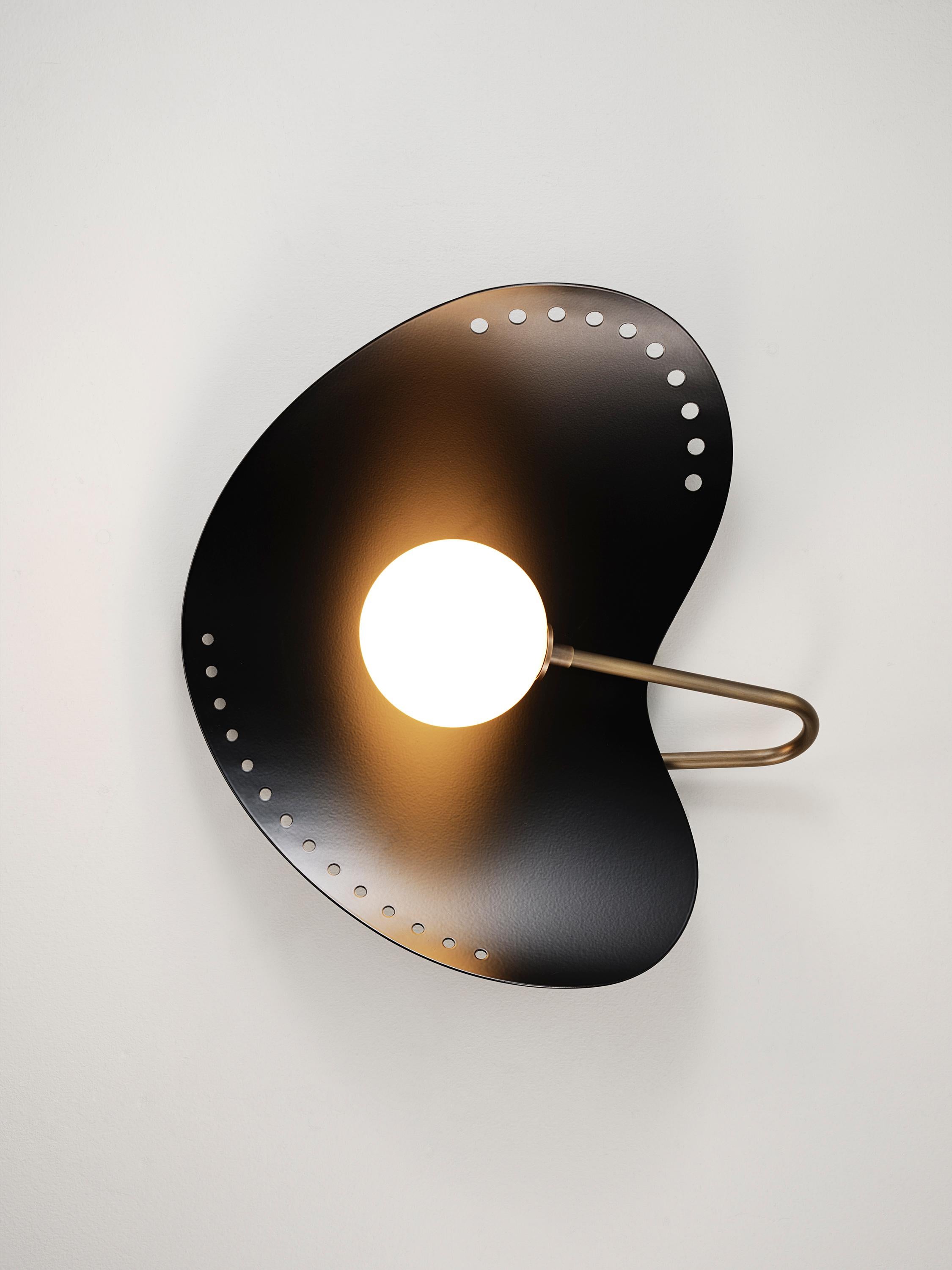 FORMOSA Applique o Sconce in smalto nero e ottone di Blueprint Lighting In condizioni Nuovo in vendita a New York, NY