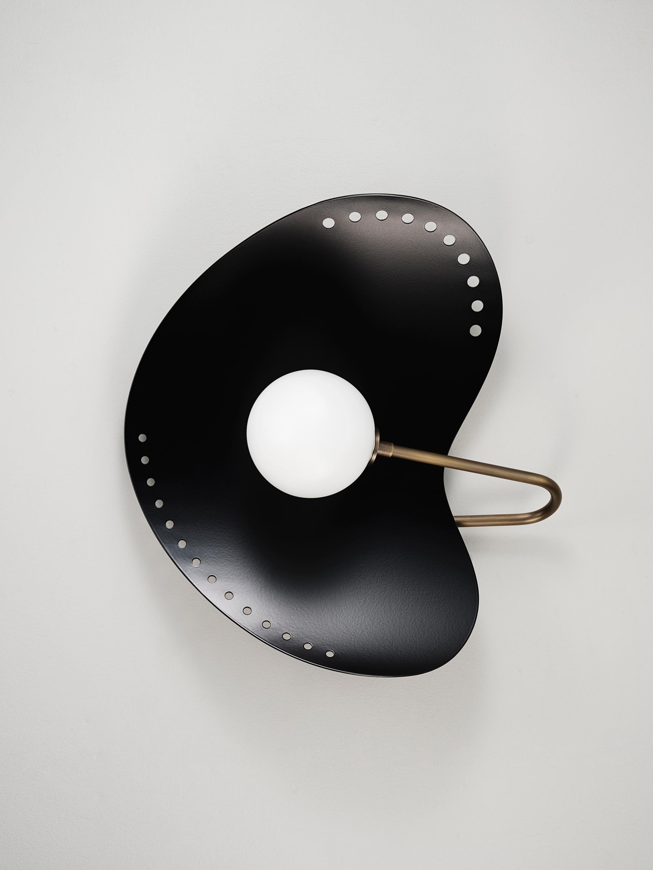 XXI secolo e contemporaneo FORMOSA Applique o Sconce in smalto nero e ottone di Blueprint Lighting in vendita