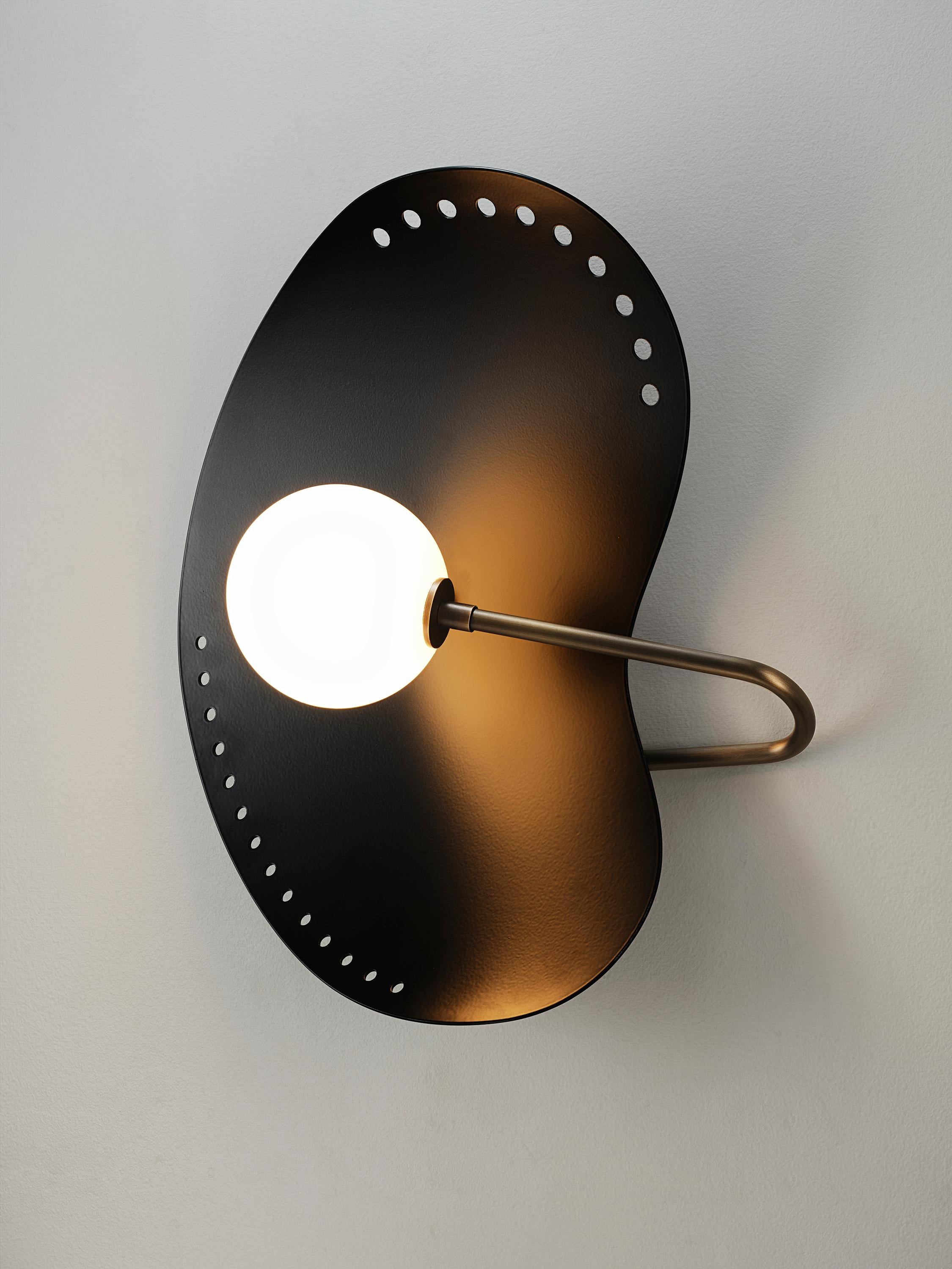 Ottone FORMOSA Applique o Sconce in smalto nero e ottone di Blueprint Lighting in vendita