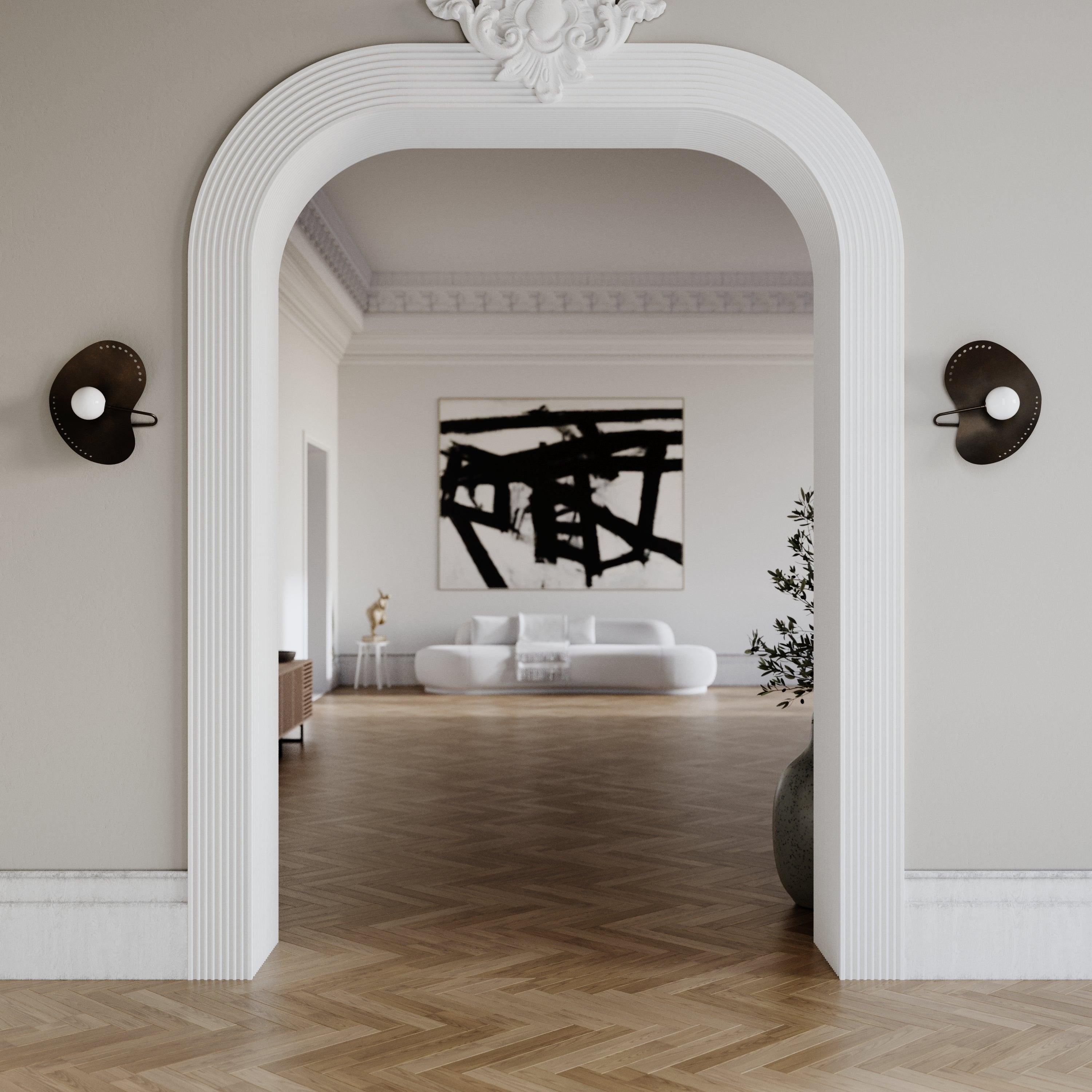 Ispirata alle forme astratte e organiche dell'artista franco-tedesco Jean Arp, Formosa incarna l'eleganza senza fronzoli e la bellezza naturale. La sua forma asimmetrica, le curve scultoree e lo spazio negativo evocano la sensibilità surrealista e