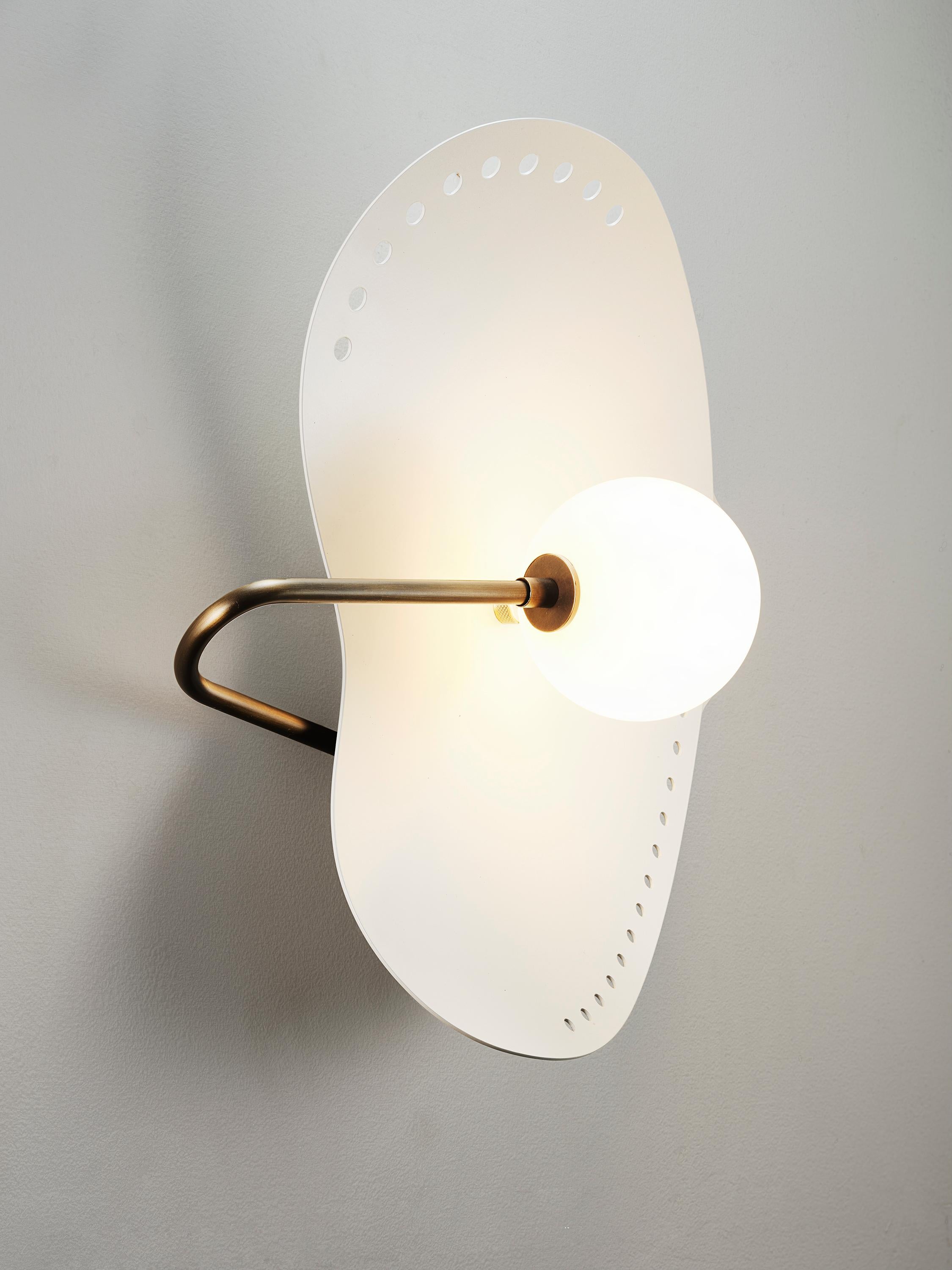 Americano FORMOSA Applique o Sconce in smalto bianco e ottone di Blueprint Lighting in vendita