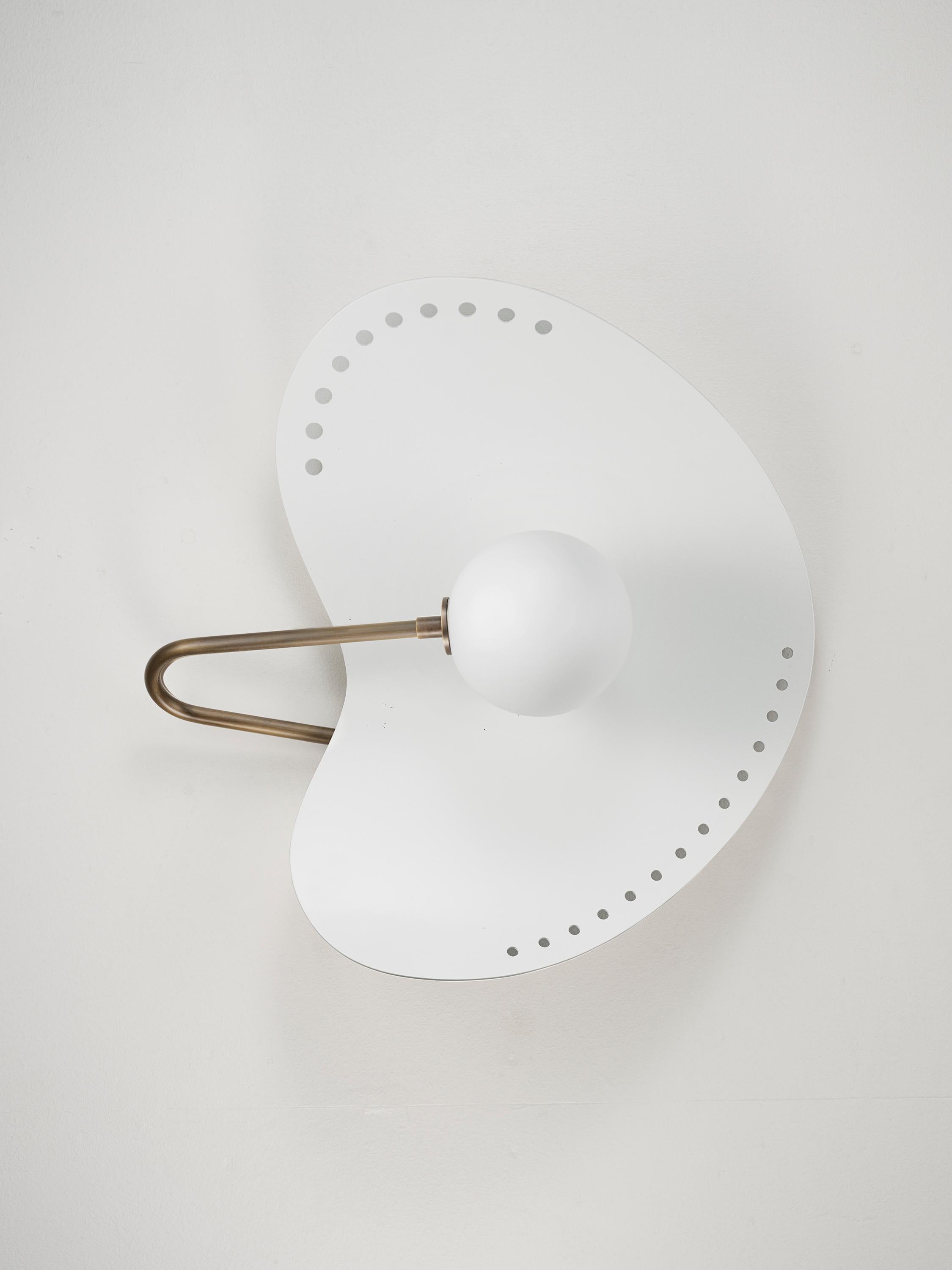 FORMOSA Applique o Sconce in smalto bianco e ottone di Blueprint Lighting In condizioni Nuovo in vendita a New York, NY