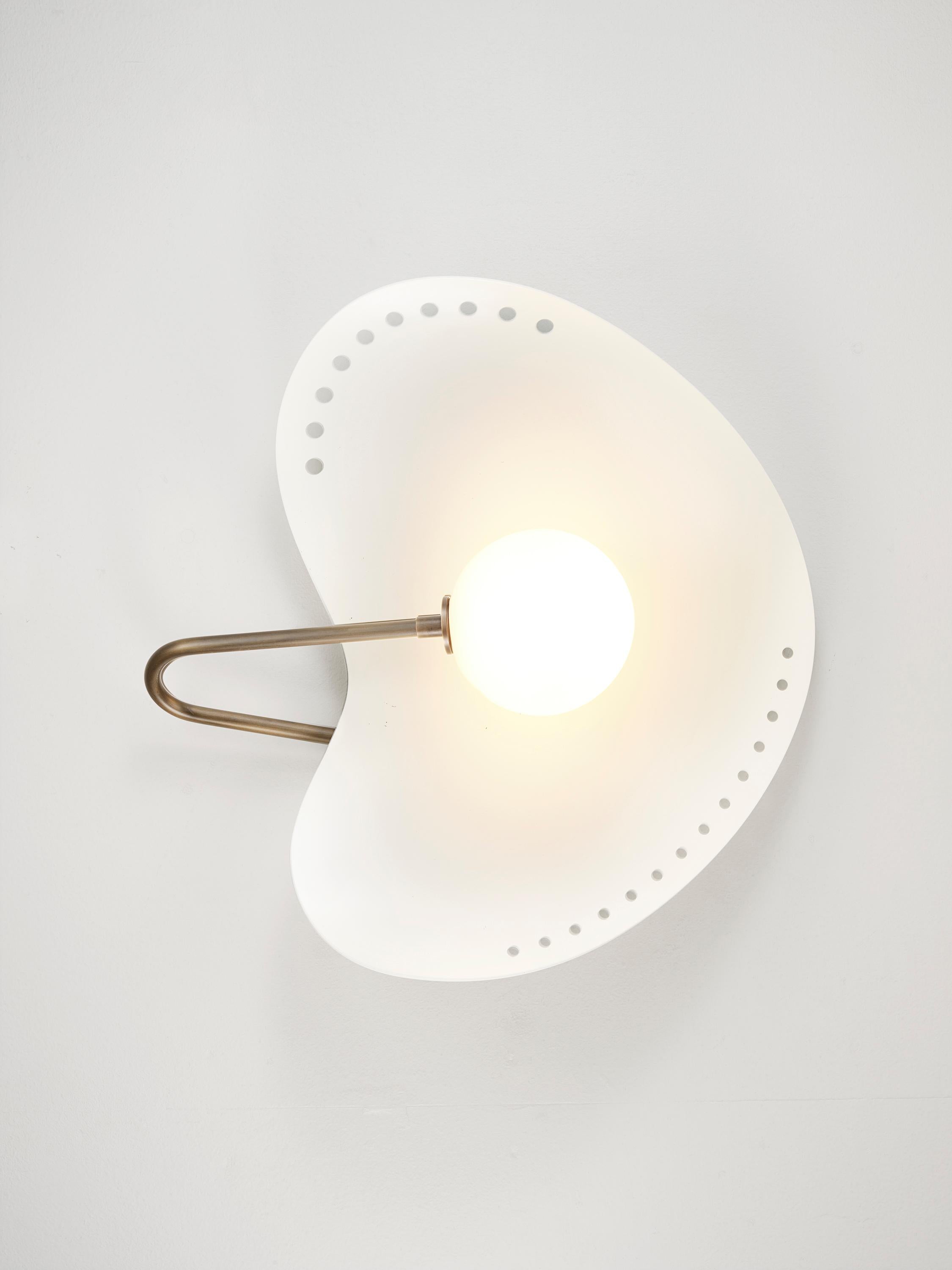 XXI secolo e contemporaneo FORMOSA Applique o Sconce in smalto bianco e ottone di Blueprint Lighting in vendita