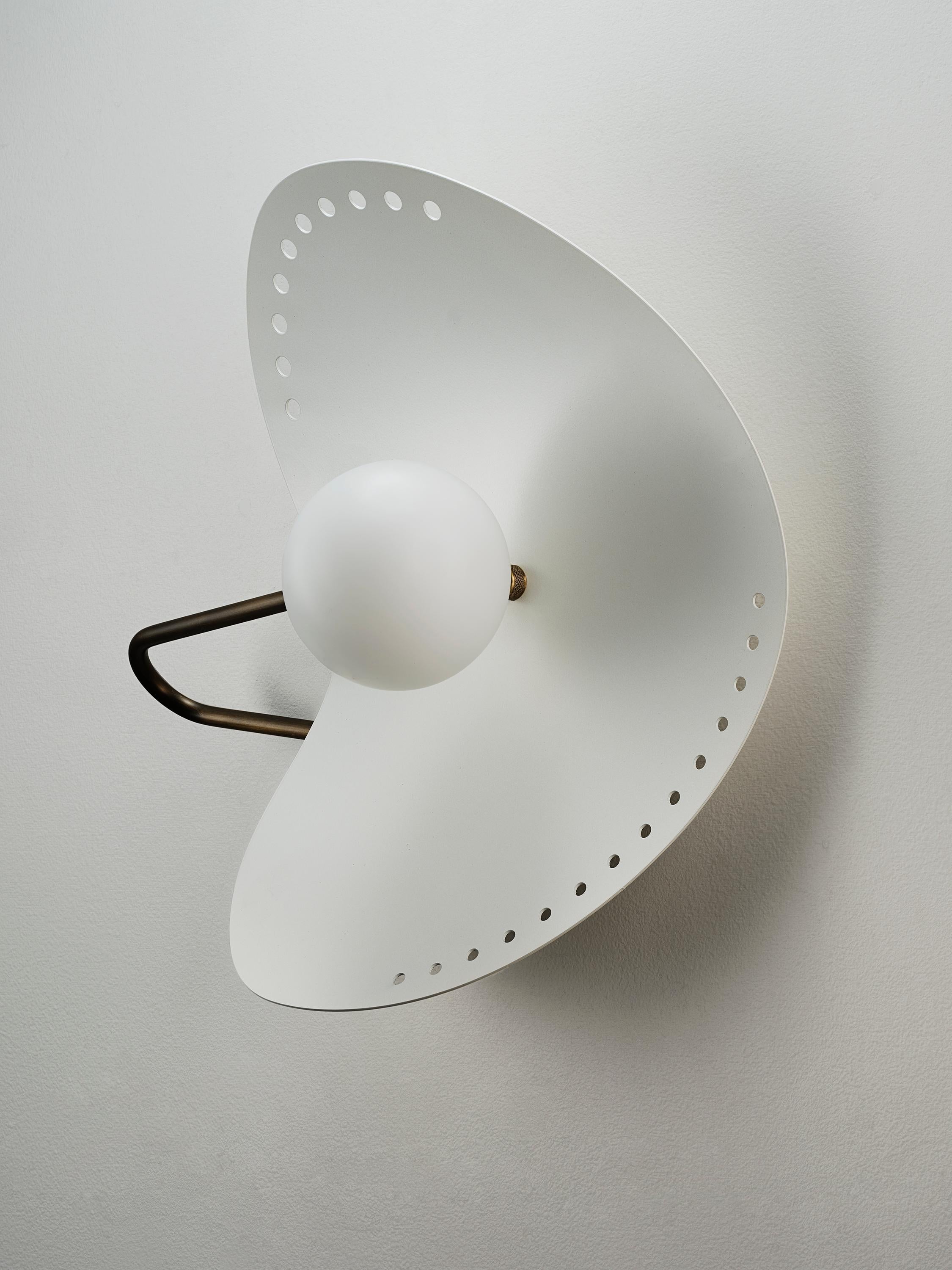 Ottone FORMOSA Applique o Sconce in smalto bianco e ottone di Blueprint Lighting in vendita