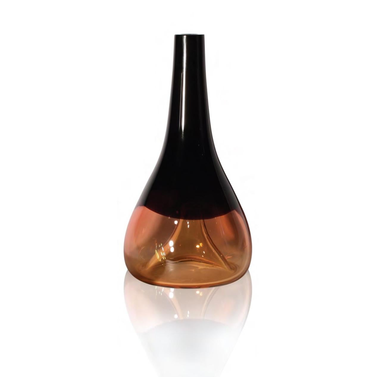 La collection de vases modernes Formosi capture magistralement le jeu dramatique entre l'ombre et la lumière, créant un contraste fort mais élégant, à la fois audacieux et sophistiqué. Chaque pièce est méticuleusement fabriquée à la main par des