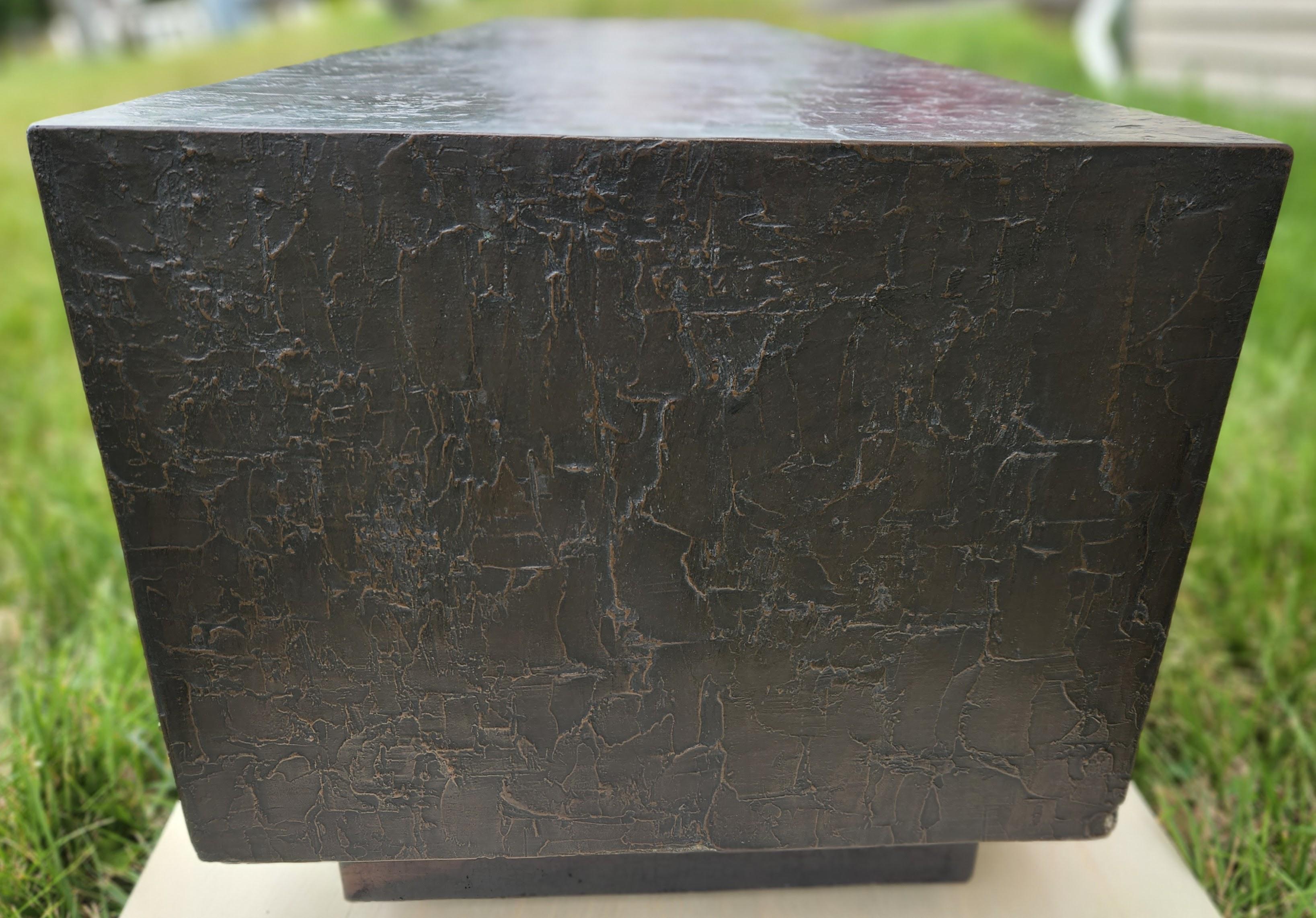 Formen und Oberflächen Bronze ummantelt sechs Fuß Bank aus Kalifornien.
Sehr einfache Form mit einer gegossenen Oberfläche, die dieser Bank ein einzigartiges Aussehen verleiht.
Die Haustüren von Forms and Surfaces waren die einzigen Beispiele
