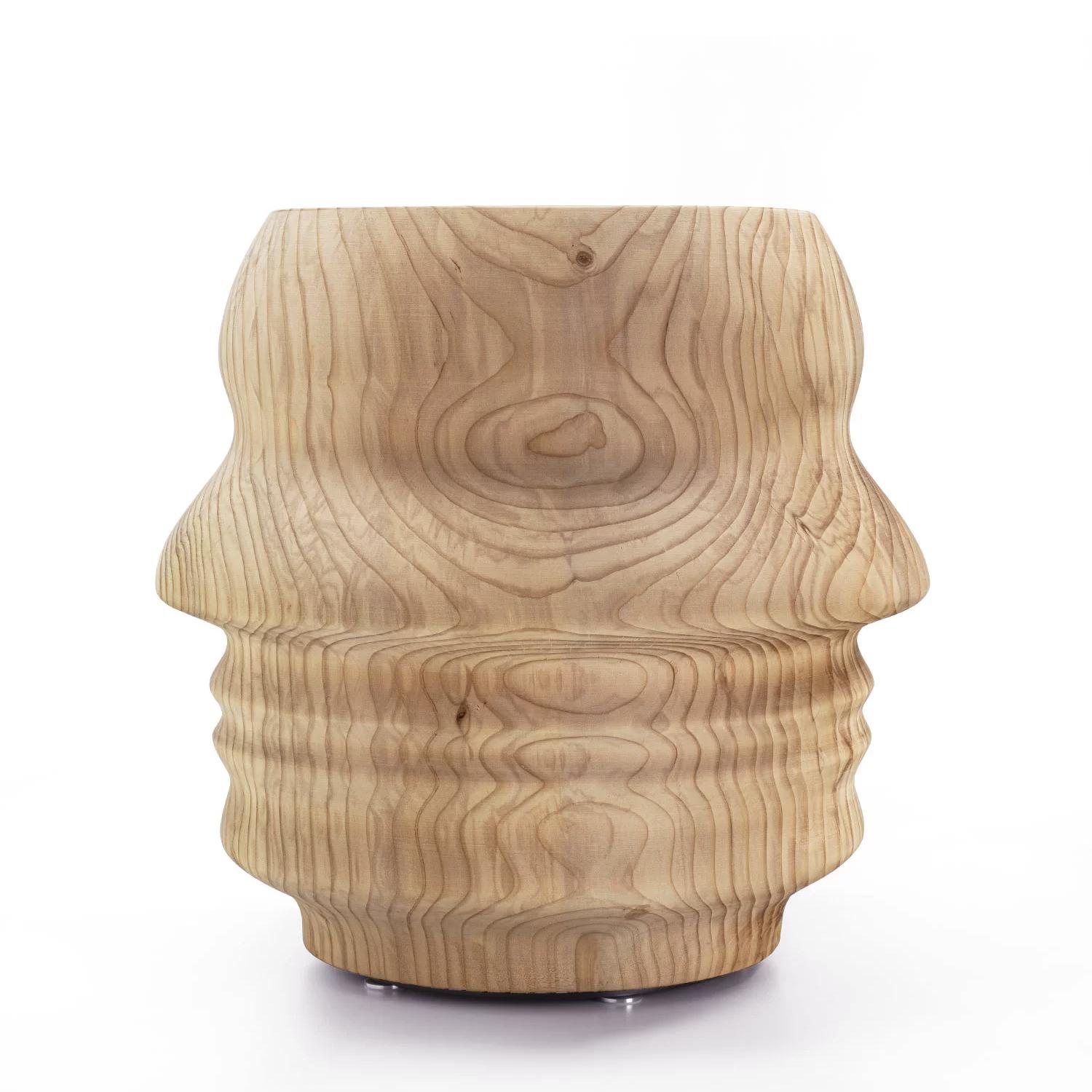 Tabouret Form A Cèdre avec toute la structure en massif naturel 
Bois de cèdre, traité avec de l'extrait naturel de pin. 
Le bois de cèdre massif comprend le mouvement, 
les fissures et les changements dans les conditions du bois, 
C'est la
