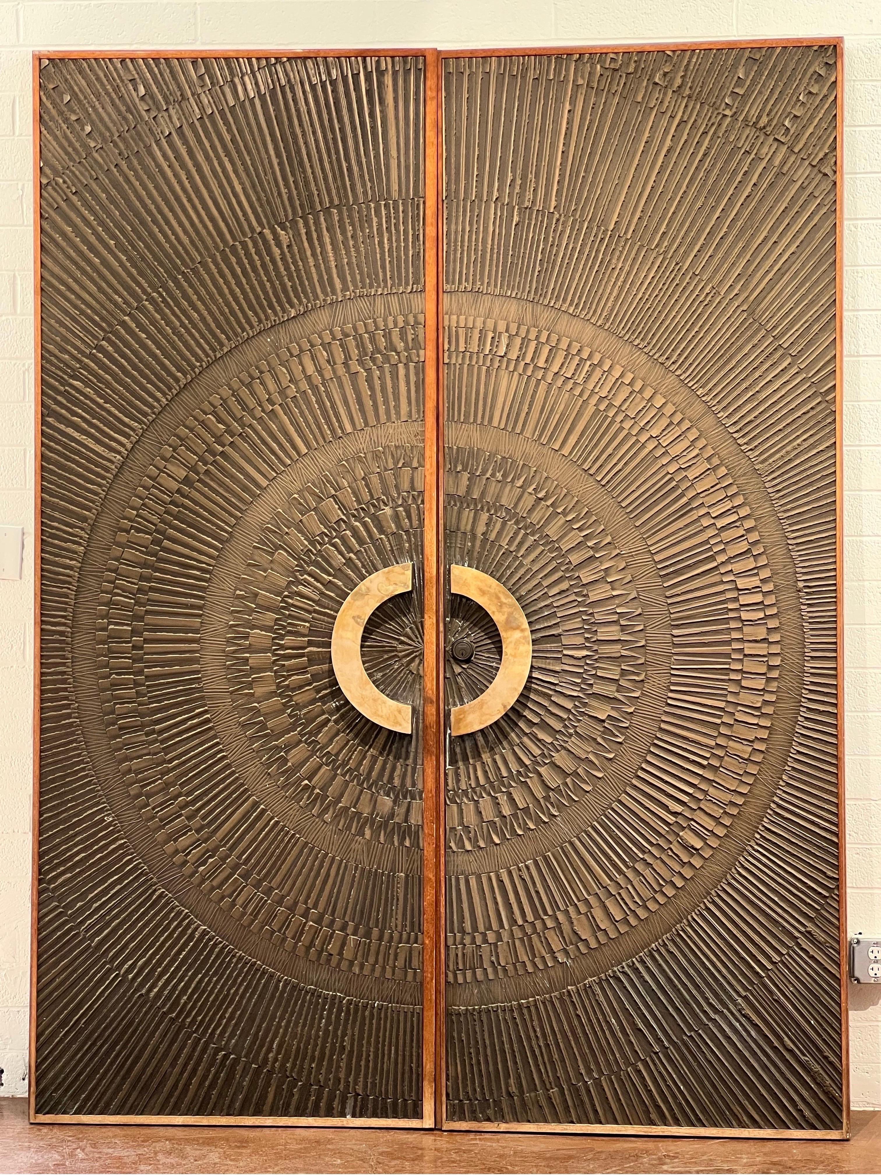 Queste straordinarie porte bifacciali Heroic Sunburst, progettate da Billy Joe McCarroll e David Gillespe per Forms + Surfaces, sono un esempio straordinario di arte moderna di metà secolo. Caratterizzate da un audace design a raggiera che si