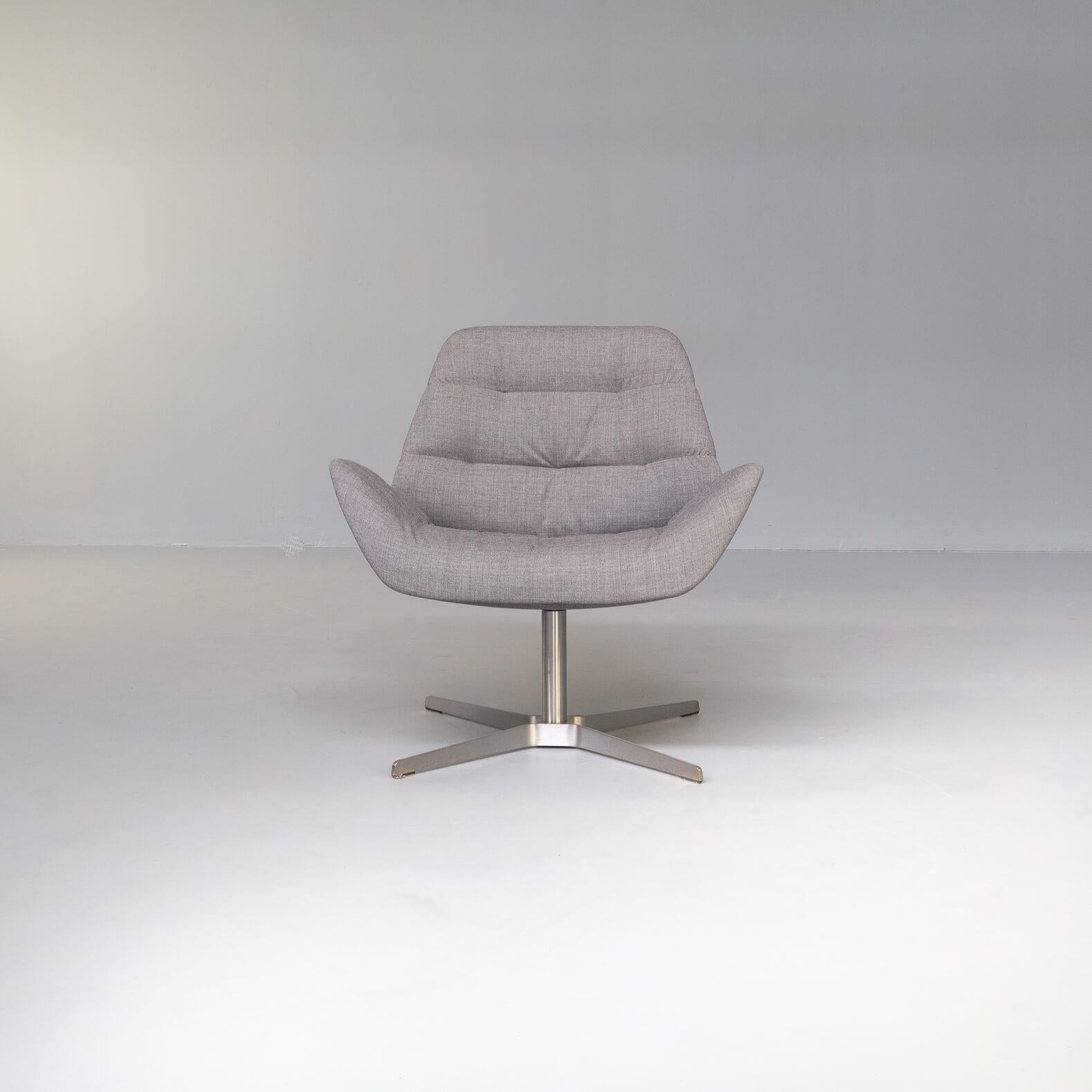 The 809 armchair is the little brother of the 808 armchair by Thonet and was designed by the German design duo Formstelle. Just like its big brother, this armchair is extremely comfortable and, thanks to its more compact size, has a more open