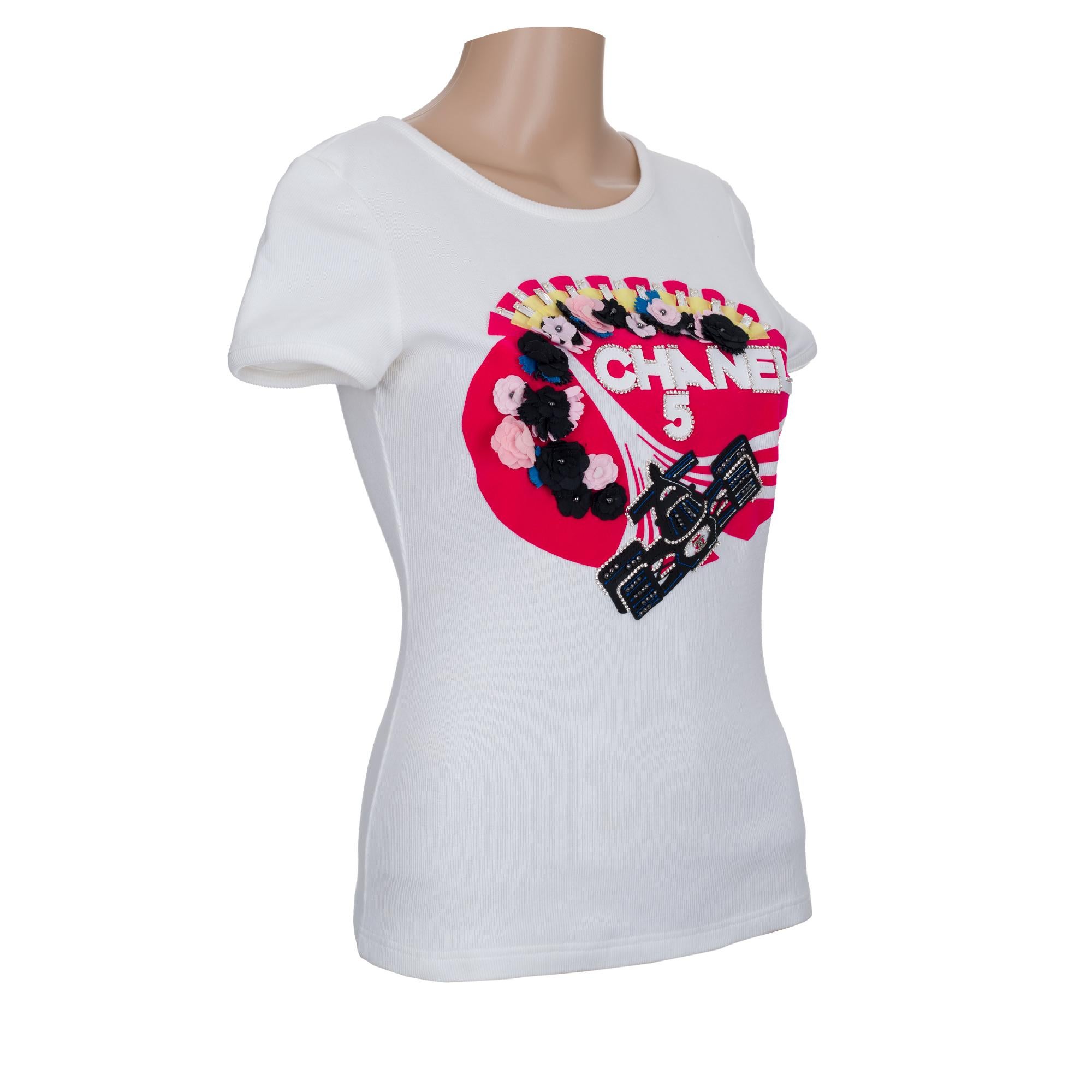 Very​ ​Rare​ ​and​ ​Collector​ ​Chanel​ ​T-shirt​ ​is​ ​part​ ​of​ ​the​ ​Cruise​ ​2023​ ​collection​ ​inspired​ ​by​ ​Formula​ ​1
The​ ​embroidered​ ​racing​ ​t-shirt​ ​23c​ ​with​ ​3D​ ​flower​ ​motifs
Material:​ ​heavy​ ​cotton​ ​and​