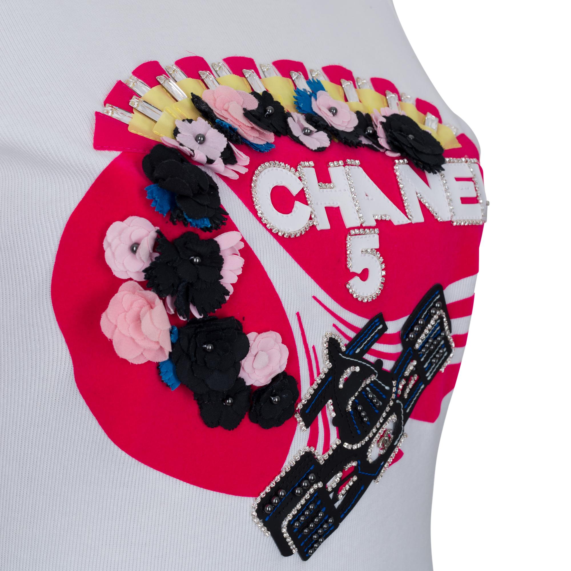 Formula 1 sold out Chanel’s T-shirt  in White cotton with embroidered flowers In New Condition For Sale In Paris, IDF