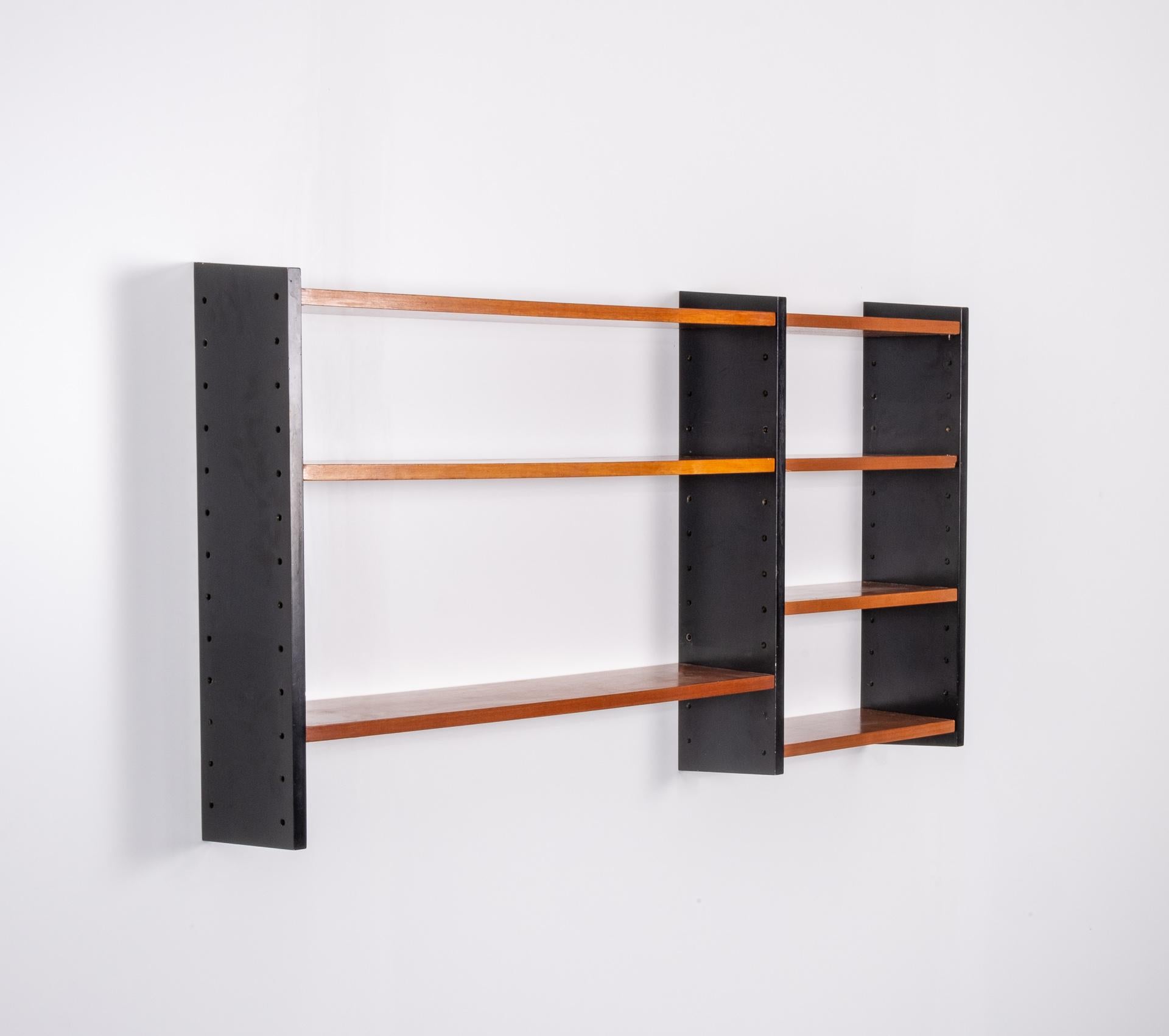 Very nice wall system bookcase. Produced by Formule Kempes meubelen Waddinxveen, Holland, 1960s
Two black uprights comes with 7 shelves, 3 larger ones and 4 smaller ones brass fittings
Adjustable. Good condition.

     