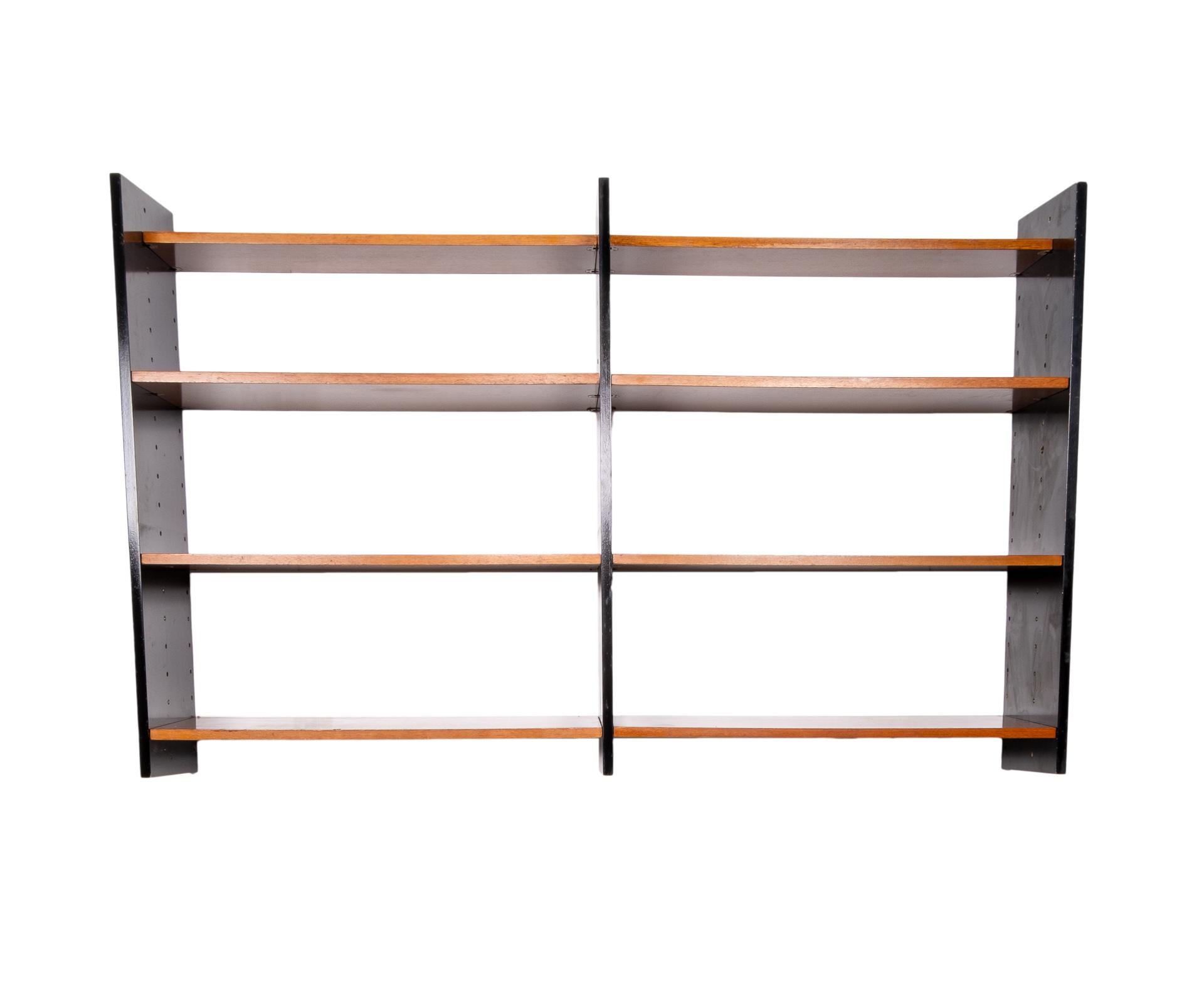 Very nice wall system. Produced by Formule Kempes meubelen Waddinxveen Holland 1960s
Three black uprights. With 8 teak wood shelves. Brass fittings. Adjustable in height and position. Very rare. Good condition.


  