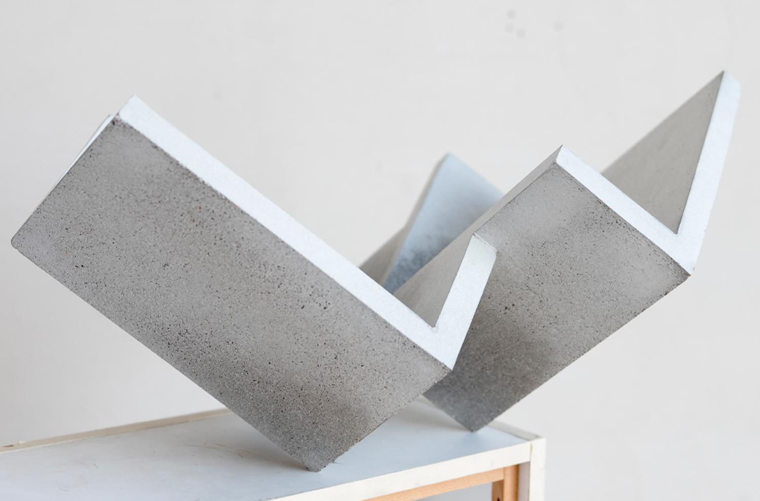 Spagnolo Scultura Geometrica in Calcestruzzo Bianco Realizzata a mano #1 di Manolo Menéndez in vendita