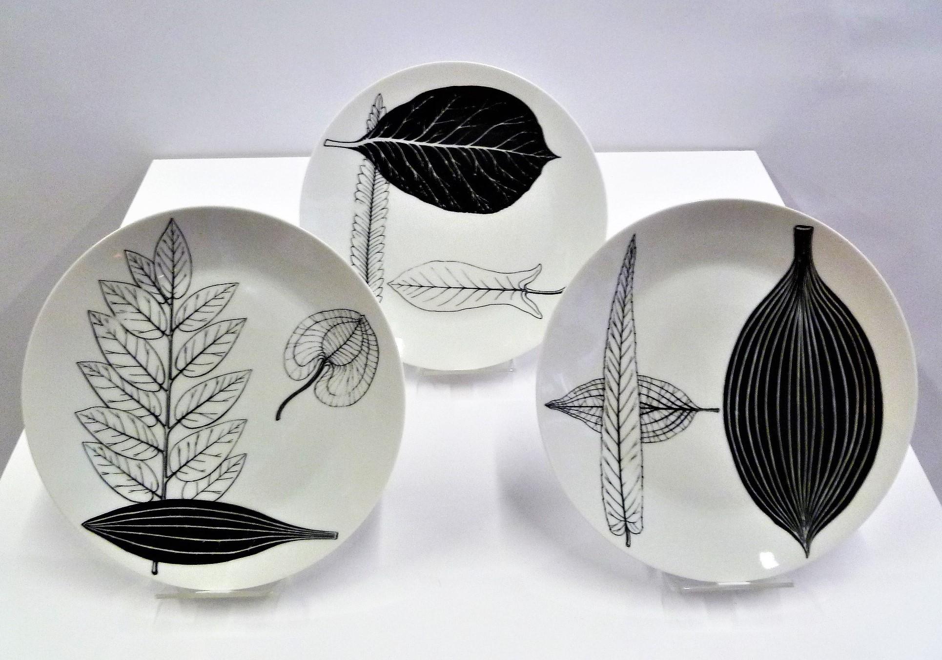 Fornasetti 3 Mid-Century Modern Black and White Foglie Plates Milan, Italy 1950s 11