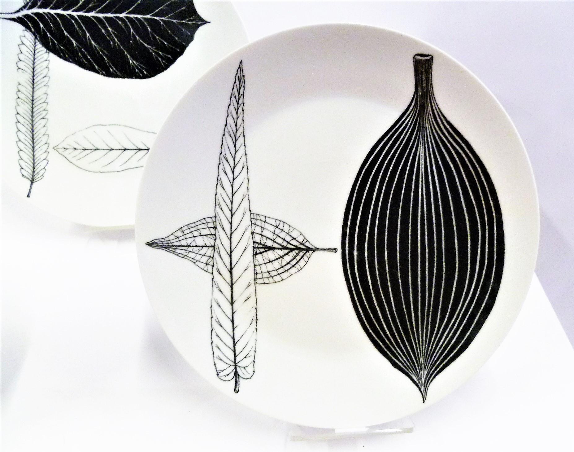 Fornasetti 3 Schwarze und weiße Foglie-Teller aus der Mitte des Jahrhunderts Mailand:: Italien 1950er Jahre (Keramik)