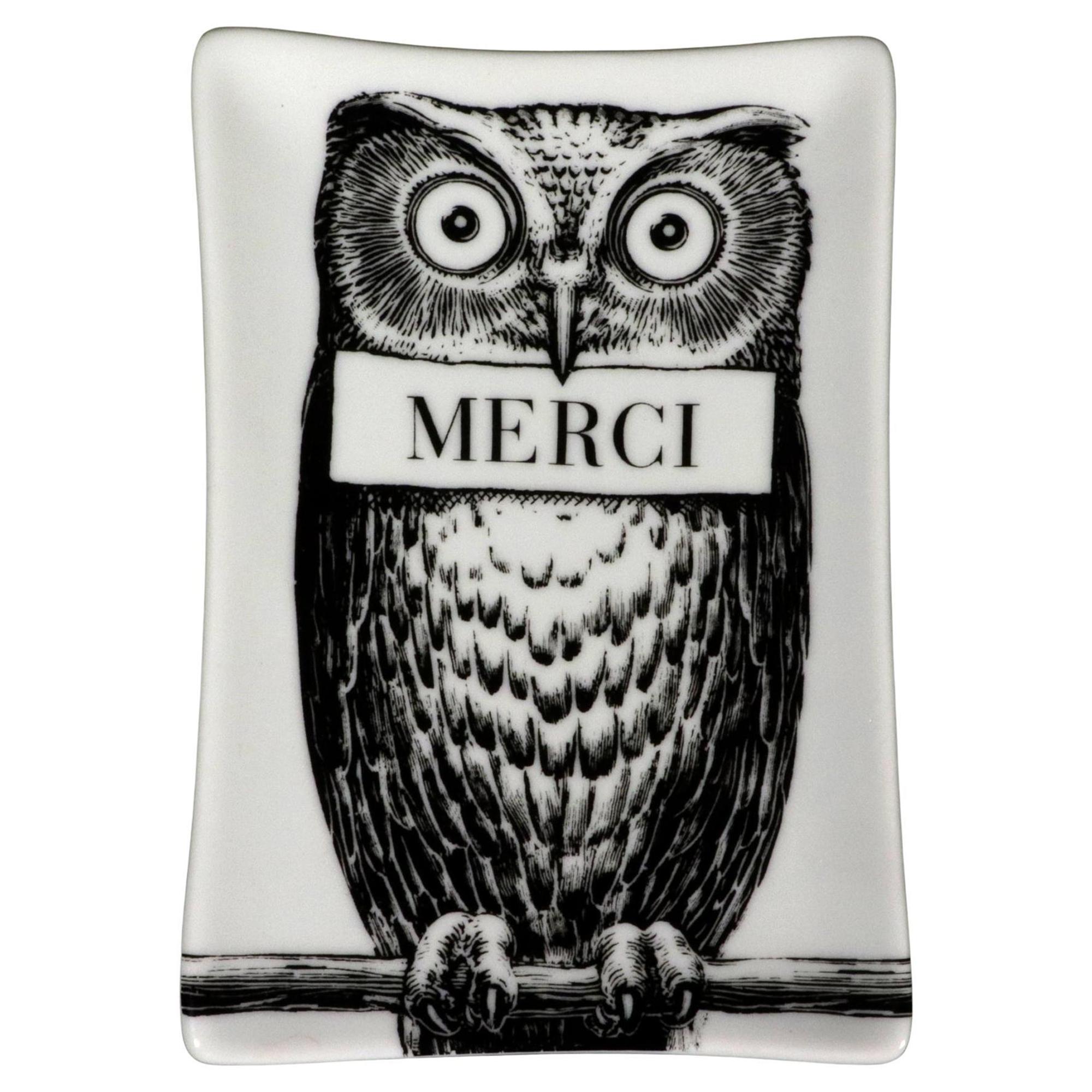 Fornasetti 'Civetta' Eulen-Keramikschale mit 'Merci'-Motiv

Ein charmantes Beispiel für den spielerischen Witz und die surrealistische Eleganz, die das Atelier Fornasetti auszeichnet. Diese rechteckige Keramikschale aus dem 21. Jahrhundert mit dem