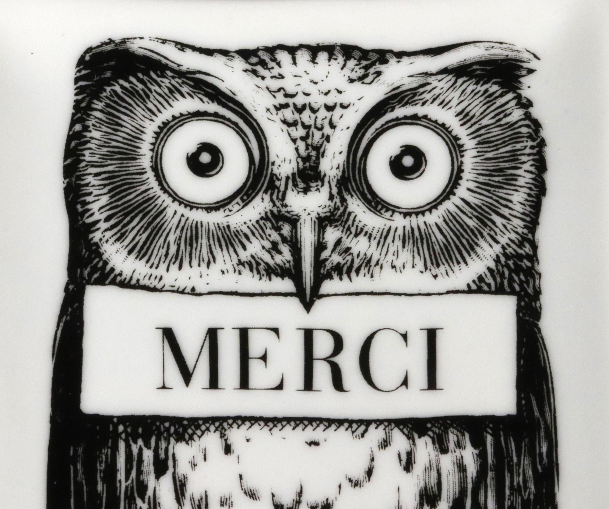 Fornasetti Atelier A Keramiktablett mit Eule verziert (Moderne) im Angebot