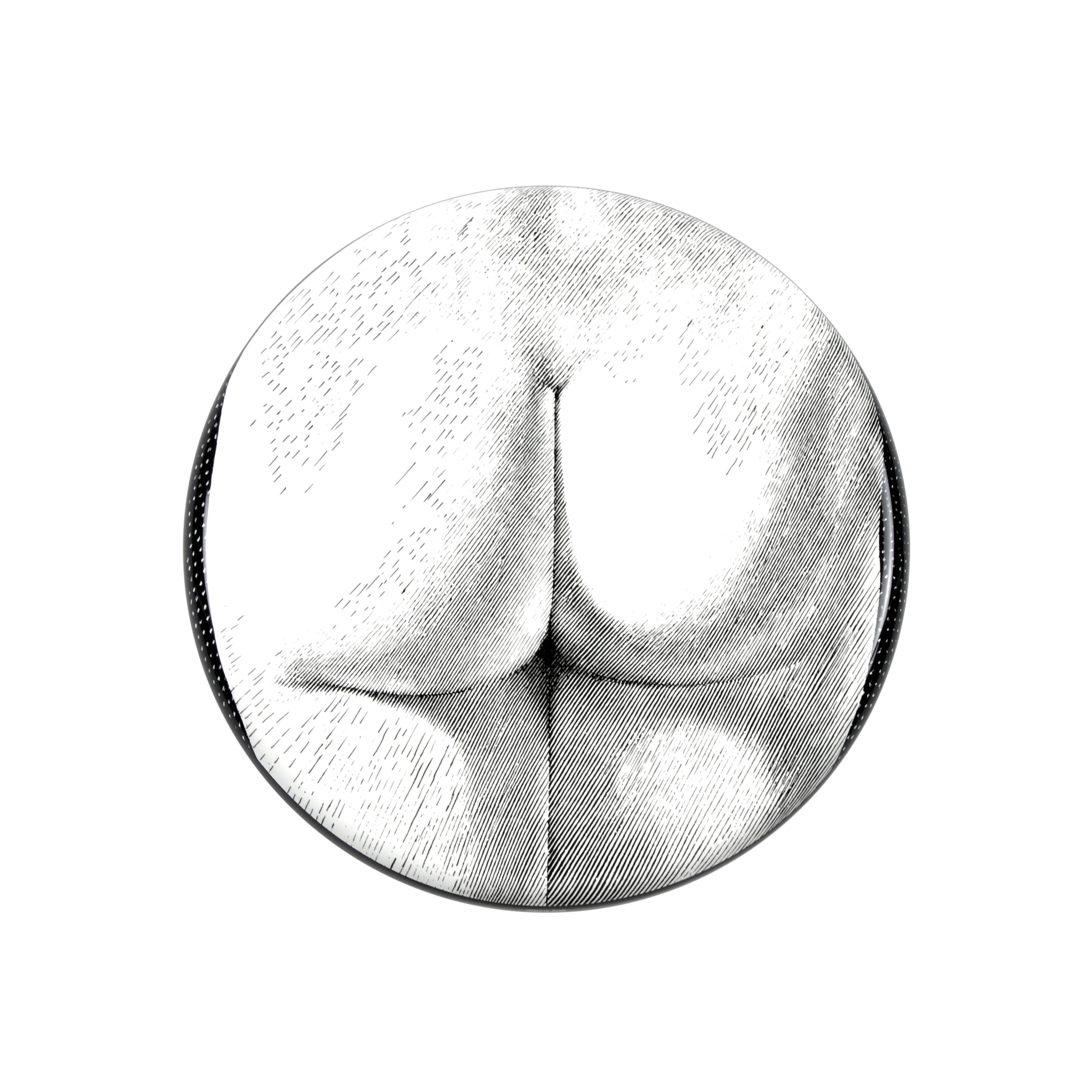 Die Stühle und Hocker von Fornasetti werden das überraschendste Detail in Ihrem Haus sein. 

Dieser Hocker wird mit originalen handwerklichen Techniken hergestellt. Es wird von Hand im Siebdruckverfahren hergestellt und mit einem glatten Lack