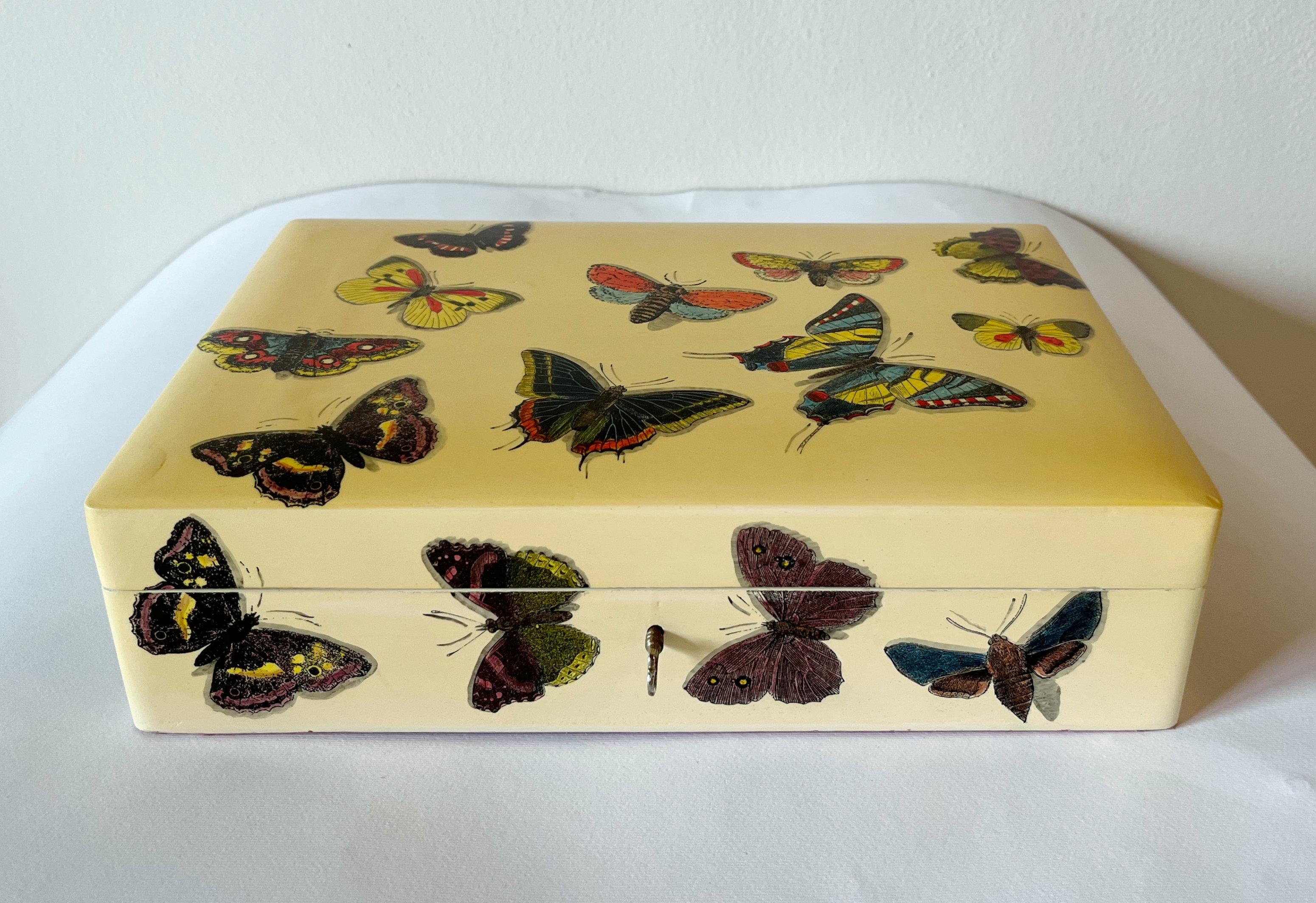 Boîte à bijoux vintage rectangulaire en bois de noyer laqué avec motif papillon / Design/One, fabriquée en Italie dans les années 1970
Autocollant d'origine à la base
Longueur : 12 pouces / Largeur : 8 pouces / Hauteur : 3 pouces
1 disponible en