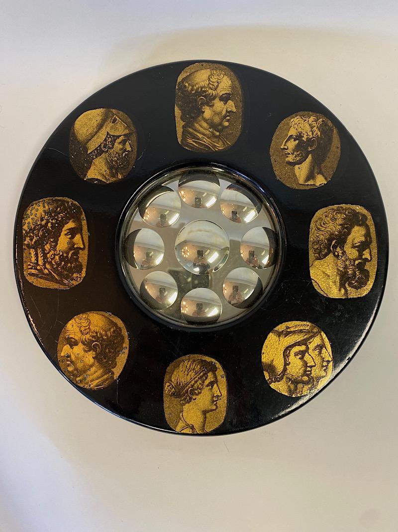Espejo Pier Fornasetti Cammei
Impresión litográfica por transferencia sobre madera
Espejo óptico original insertado
Etiqueta del fabricante presente
Un buen ejemplar de época