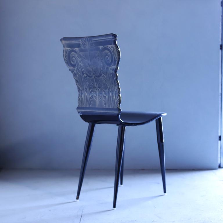 Dieser Stuhl hat eine lithografisch aufgetragene Grafik, die von Hand nachbearbeitet und mit einem glatten Lack überzogen ist.