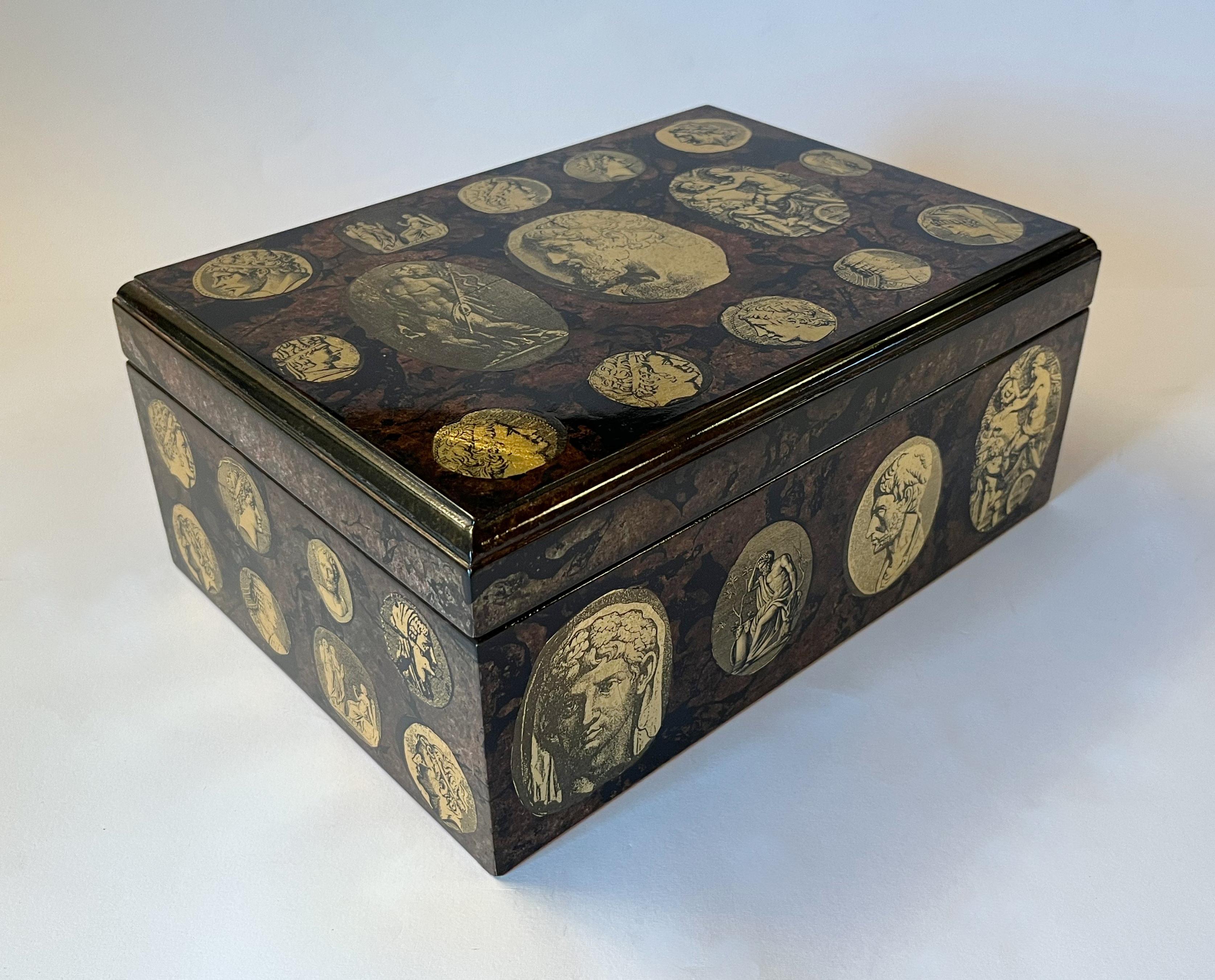 Caja humidificadora de puros de madera italiana vintage con diseño cammei sobre imitación de mármol / fabricada en Milán Italia en los años 80
Etiquetas originales en el interior y en la base
Medidas: anchura 12 pulgadas, profundidad 9 pulgadas,
