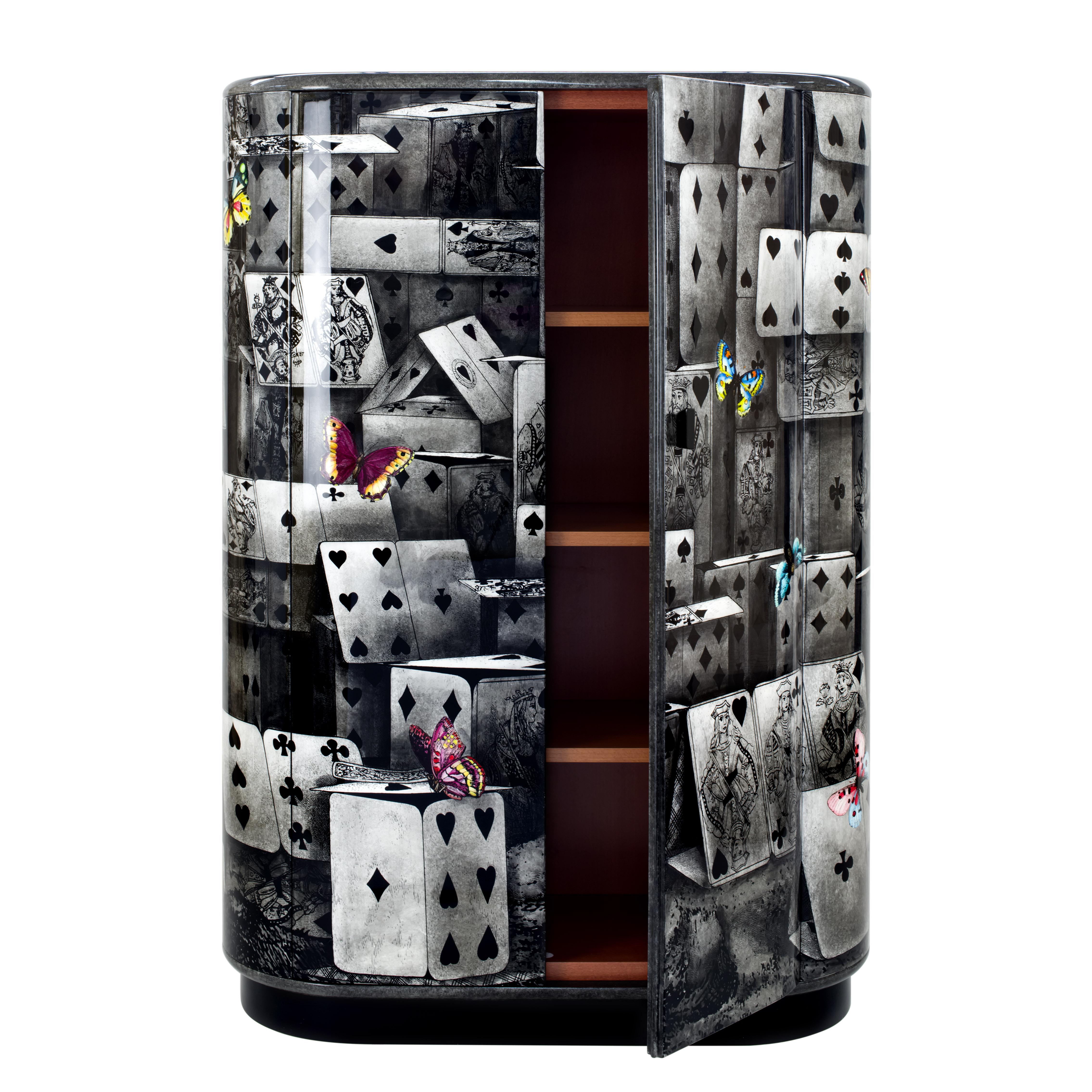La forma curvada del armario fue diseñada por Barnaba Fornasetti en 2003 y ahora puede considerarse uno de los muebles más icónicos de la colección del atelier italiano. 

Como todos los muebles Fornasetti, está hecho a mano con técnicas