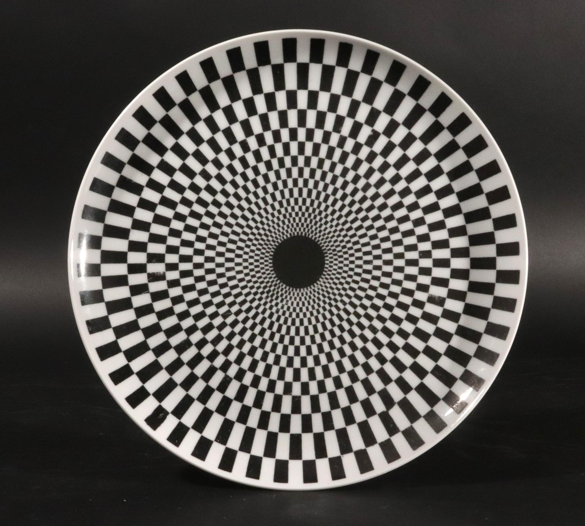 Fornasetti Egocentrismo Porcelana Platos Op Art Geométricos,
Seis platos
1990s

Los seis platos circulares en blanco y negro de Piero Fornasetti tienen motivos geométricos de op-art denominados 